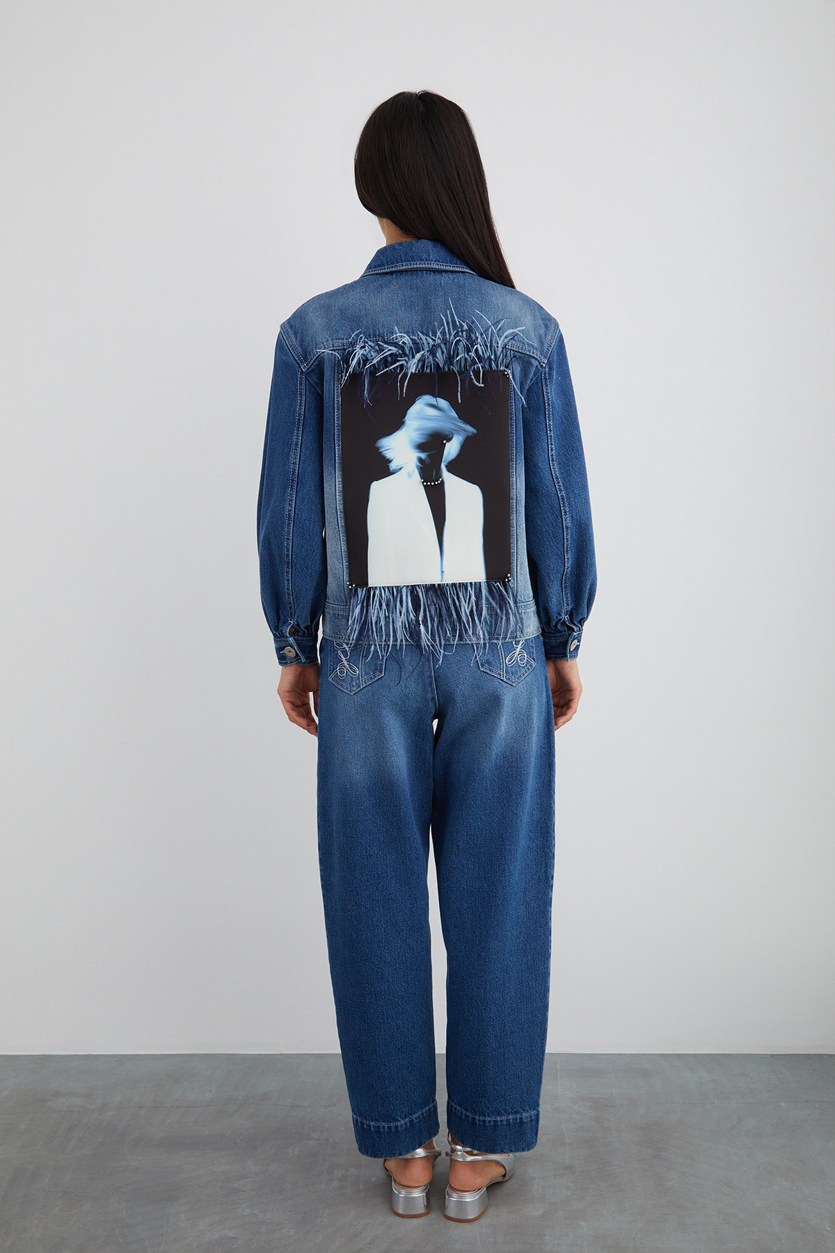 Arka Beden Özel Desen Ve Tüy Detaylı Uzun Kollu Jean Ceket