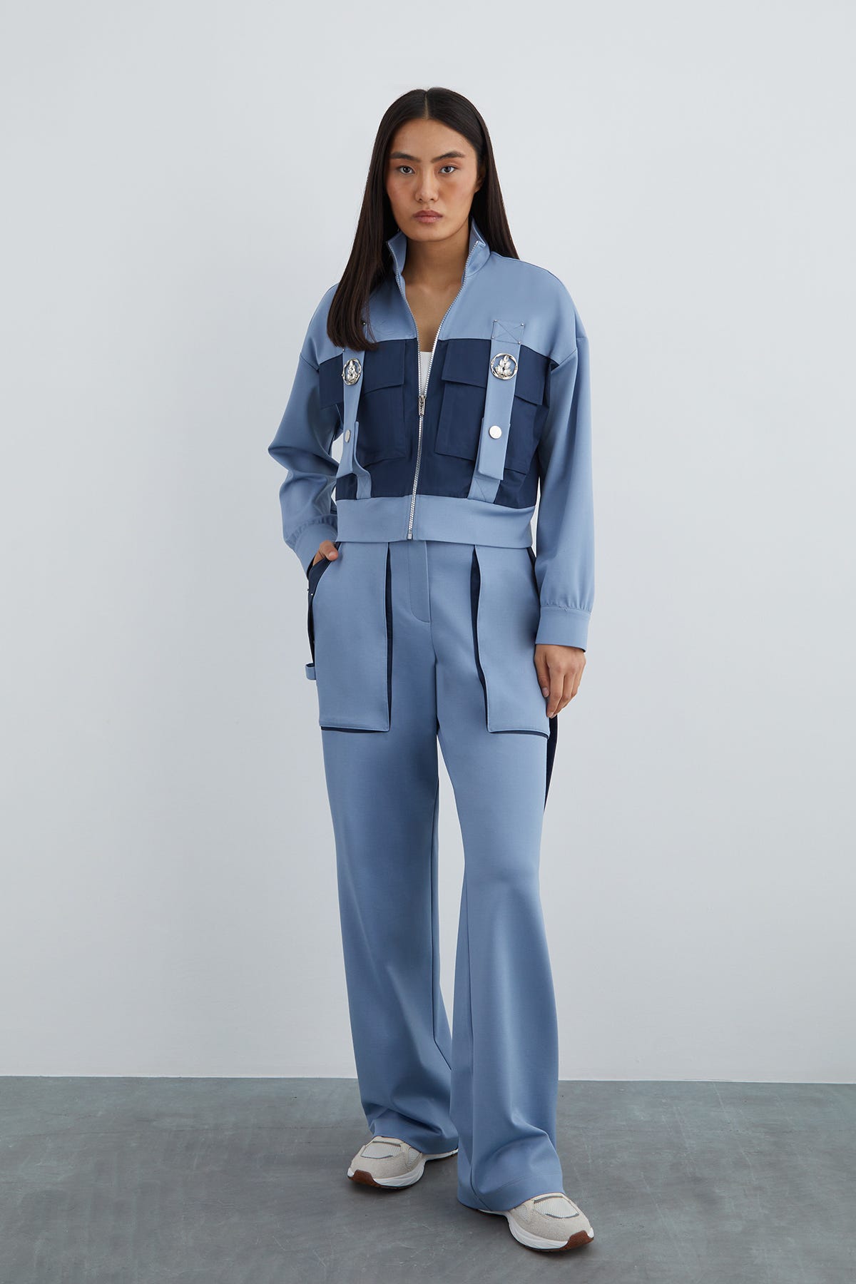 Taşlı Aksesuar Detaylı Dik Yaka Kutu Form Ceket