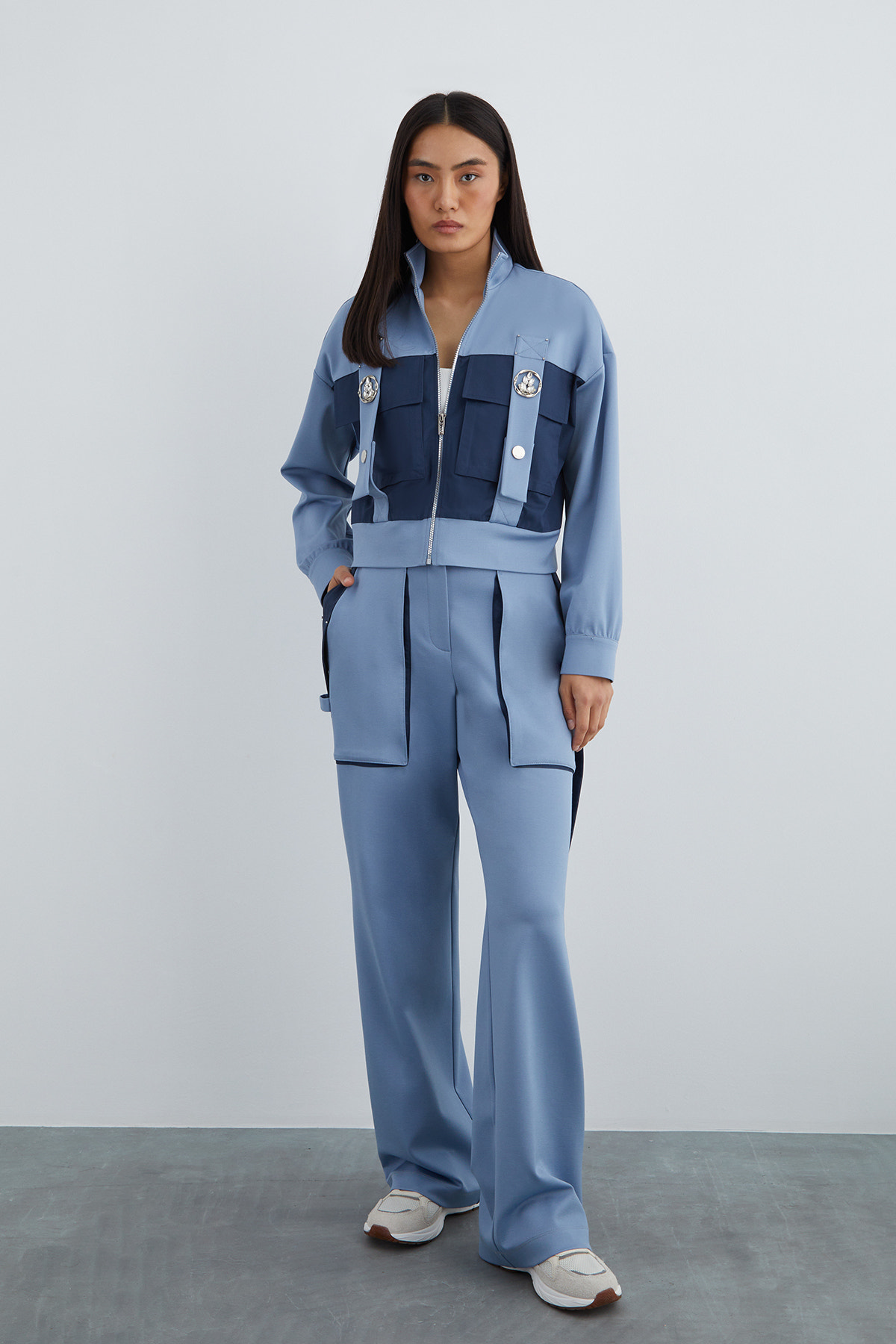 Taşlı Aksesuar Detaylı Dik Yaka Kutu Form Ceket