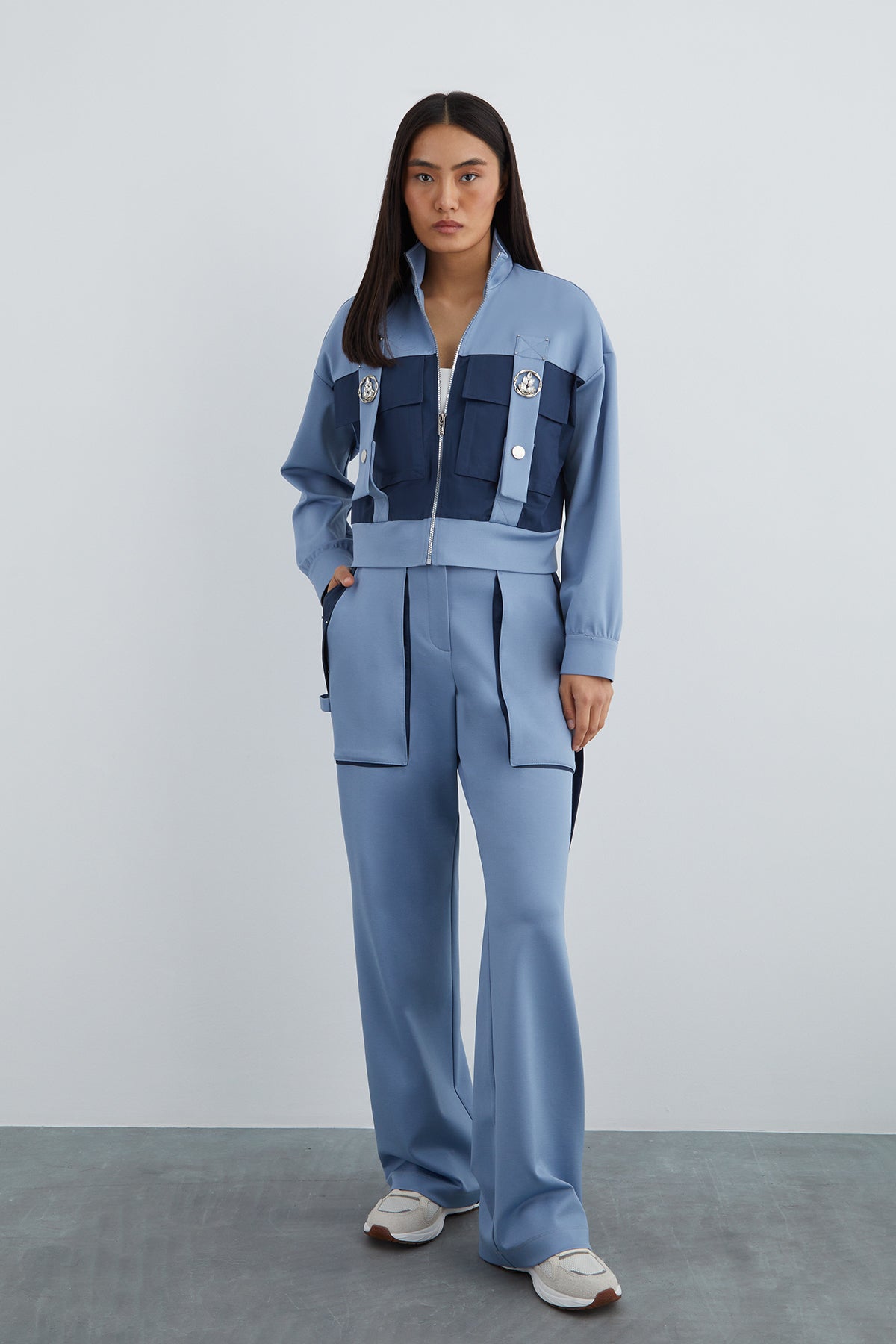 Taşlı Aksesuar Detaylı Dik Yaka Kutu Form Ceket