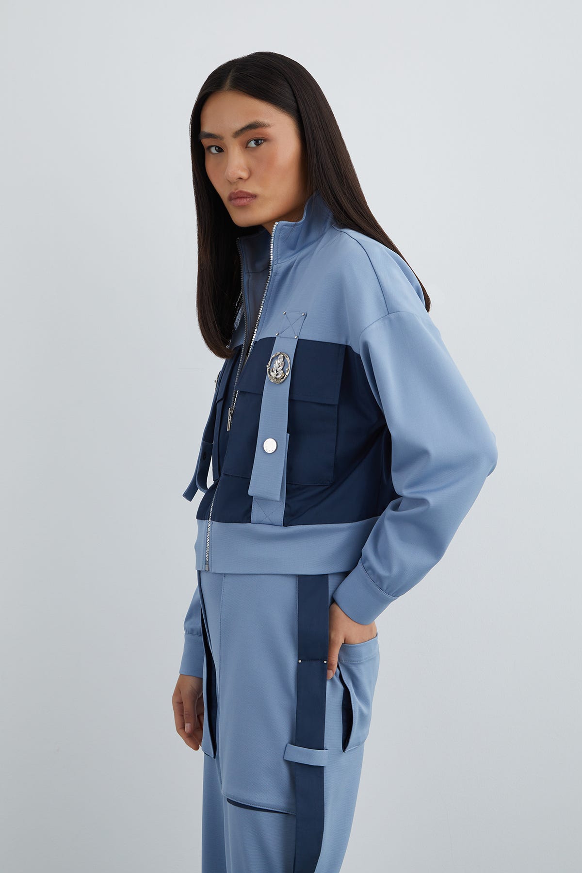 Taşlı Aksesuar Detaylı Dik Yaka Kutu Form Ceket