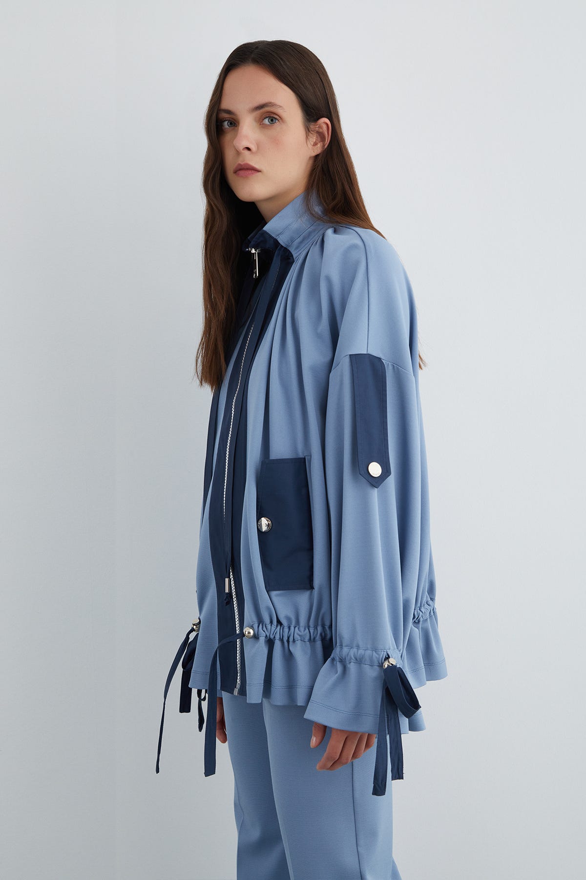 Büzülebilir Bağcık Detaylı Dik Yaka Ceket