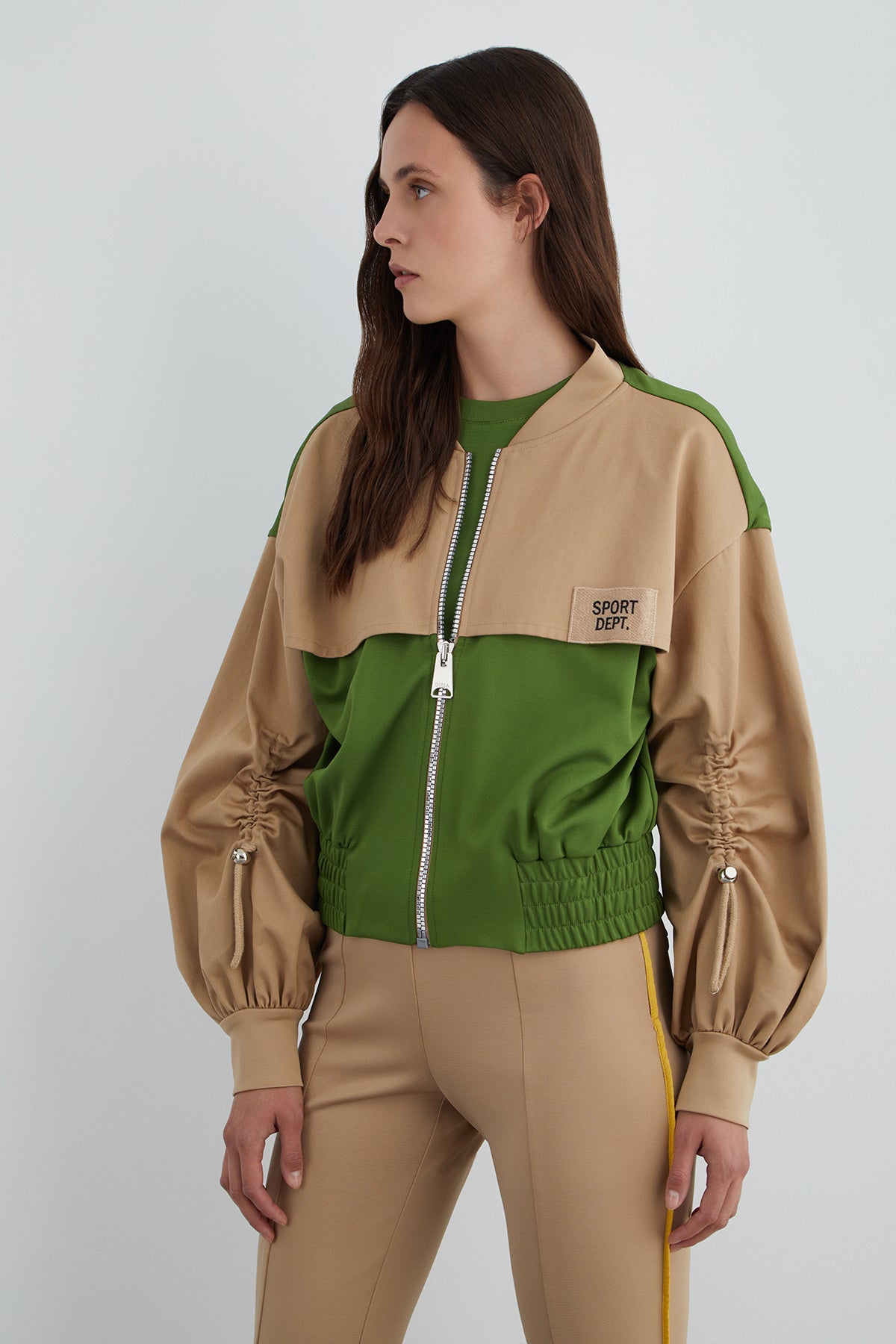 Aplike Nakış Detaylı Kolu Büzülebilir Dik Yaka Ceket