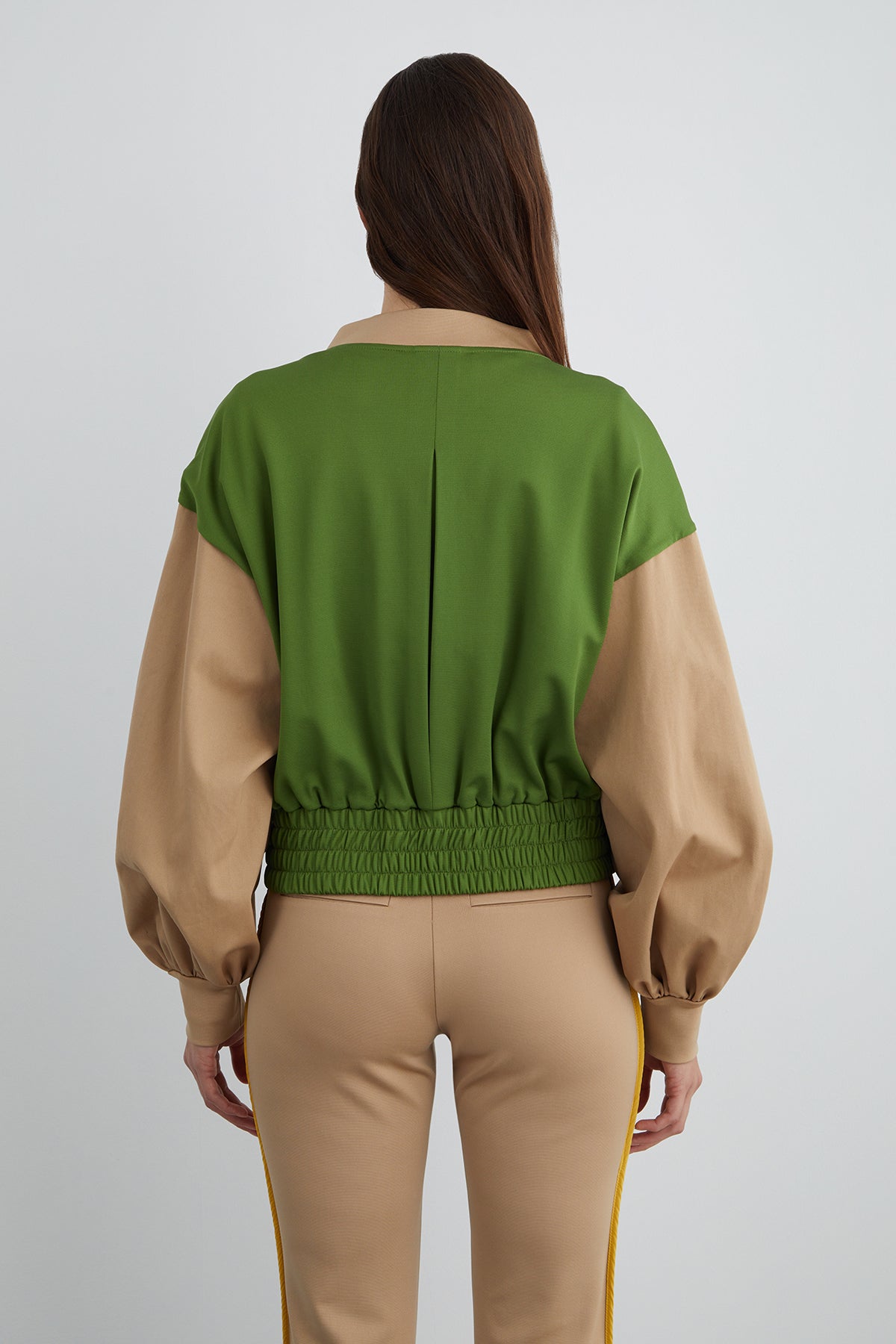 Aplike Nakış Detaylı Kolu Büzülebilir Dik Yaka Ceket