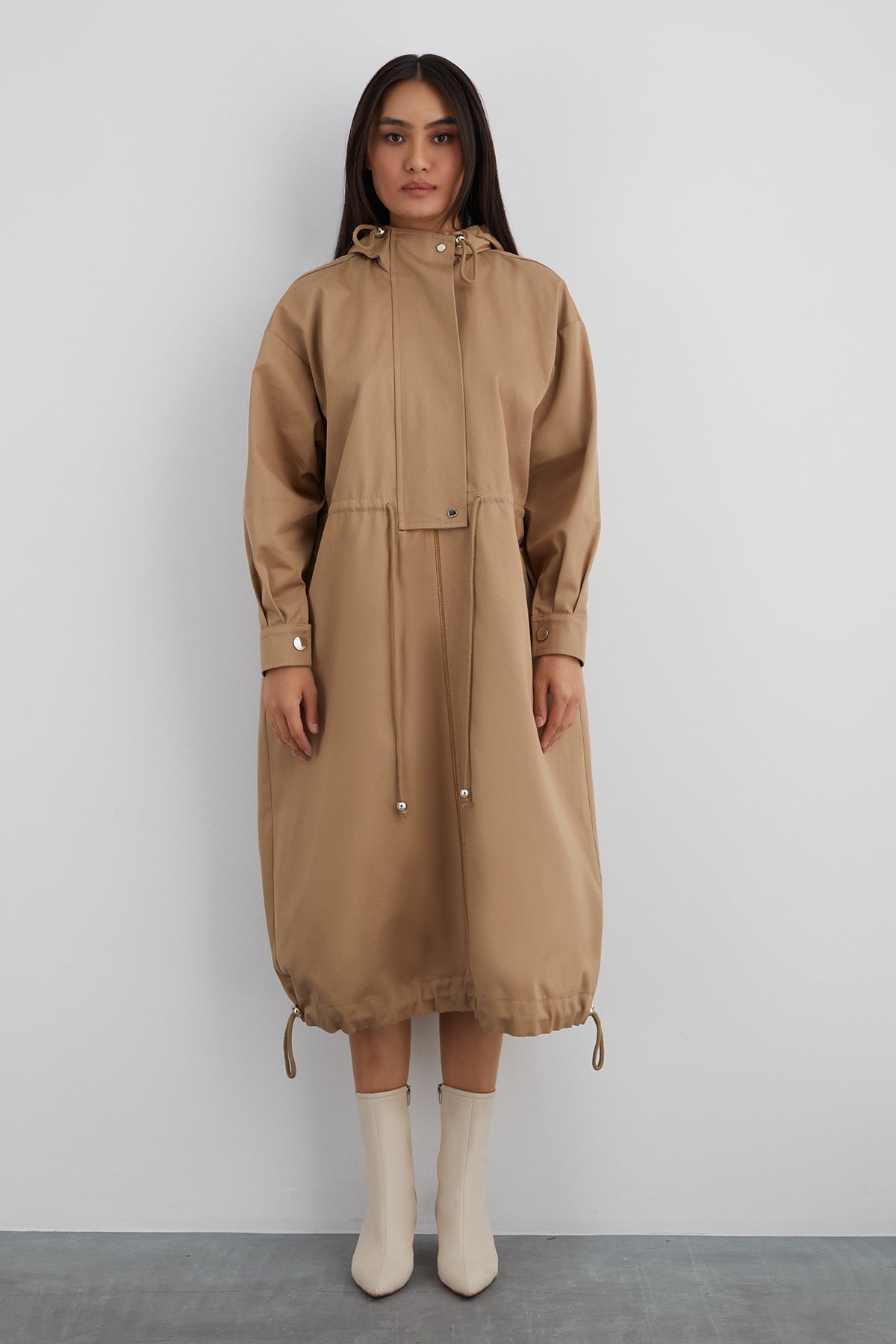 Etek Ucu Büzülebilir Kapüşonlu Uzun Trençkot