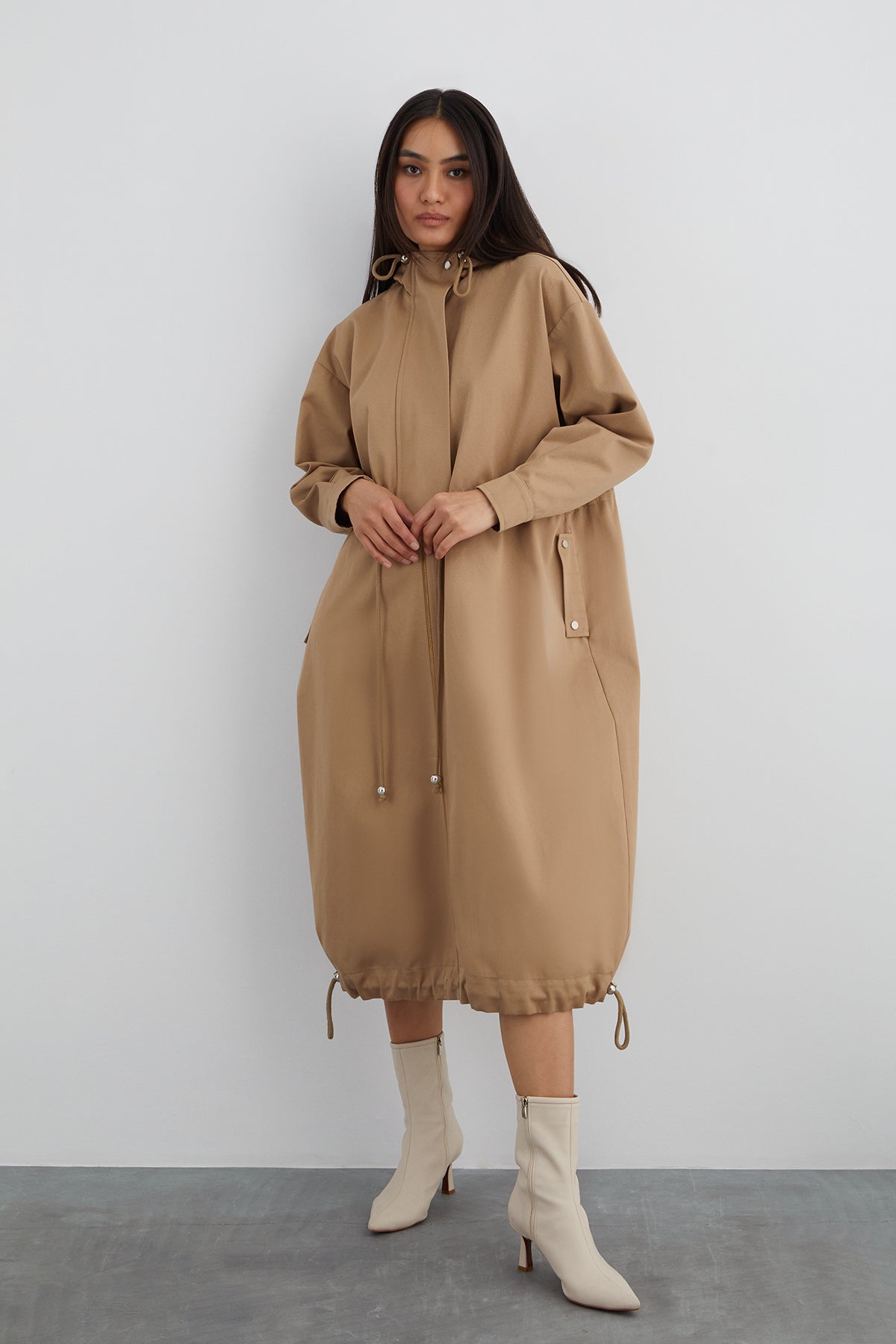 Etek Ucu Büzülebilir Kapüşonlu Uzun Trençkot