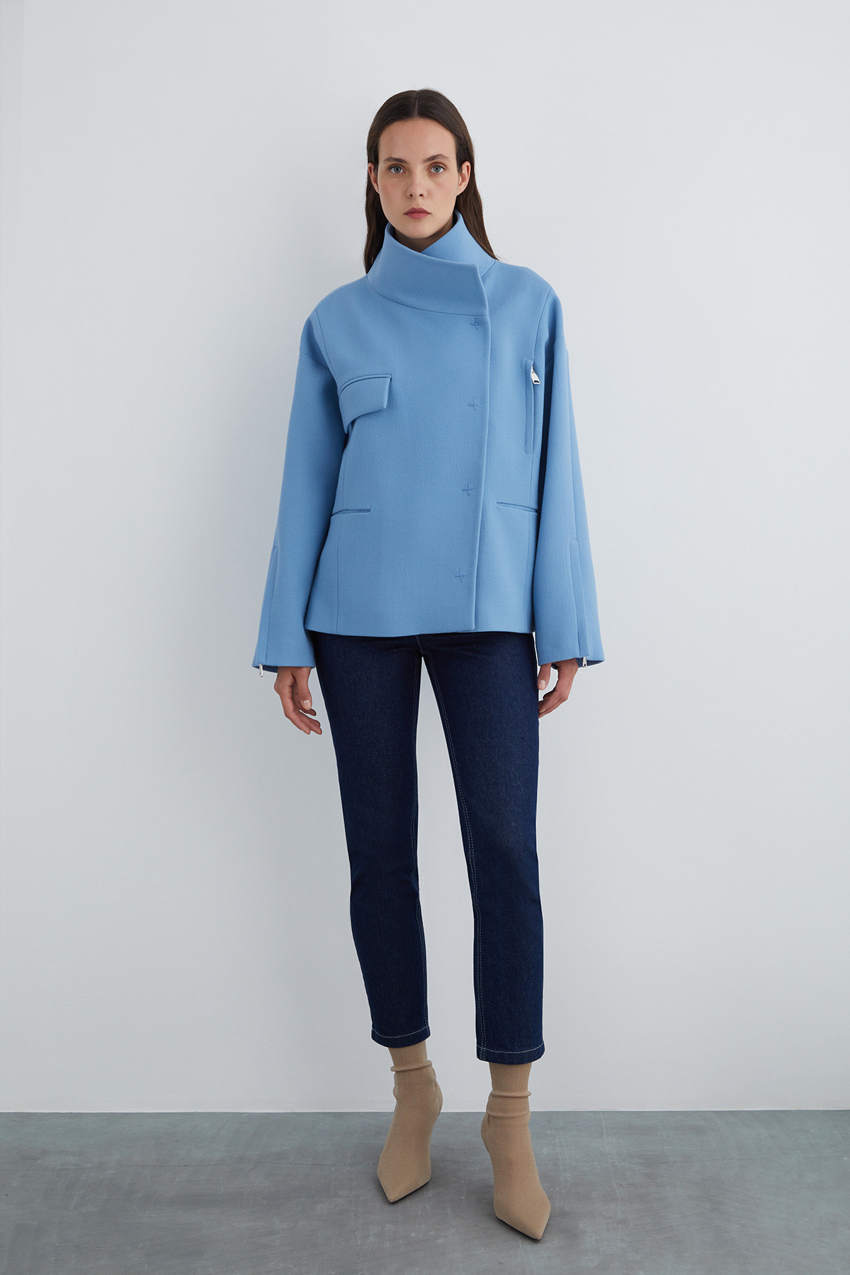 Asimetrik Model Dik Yakalı Kısa Kaşe Kaban