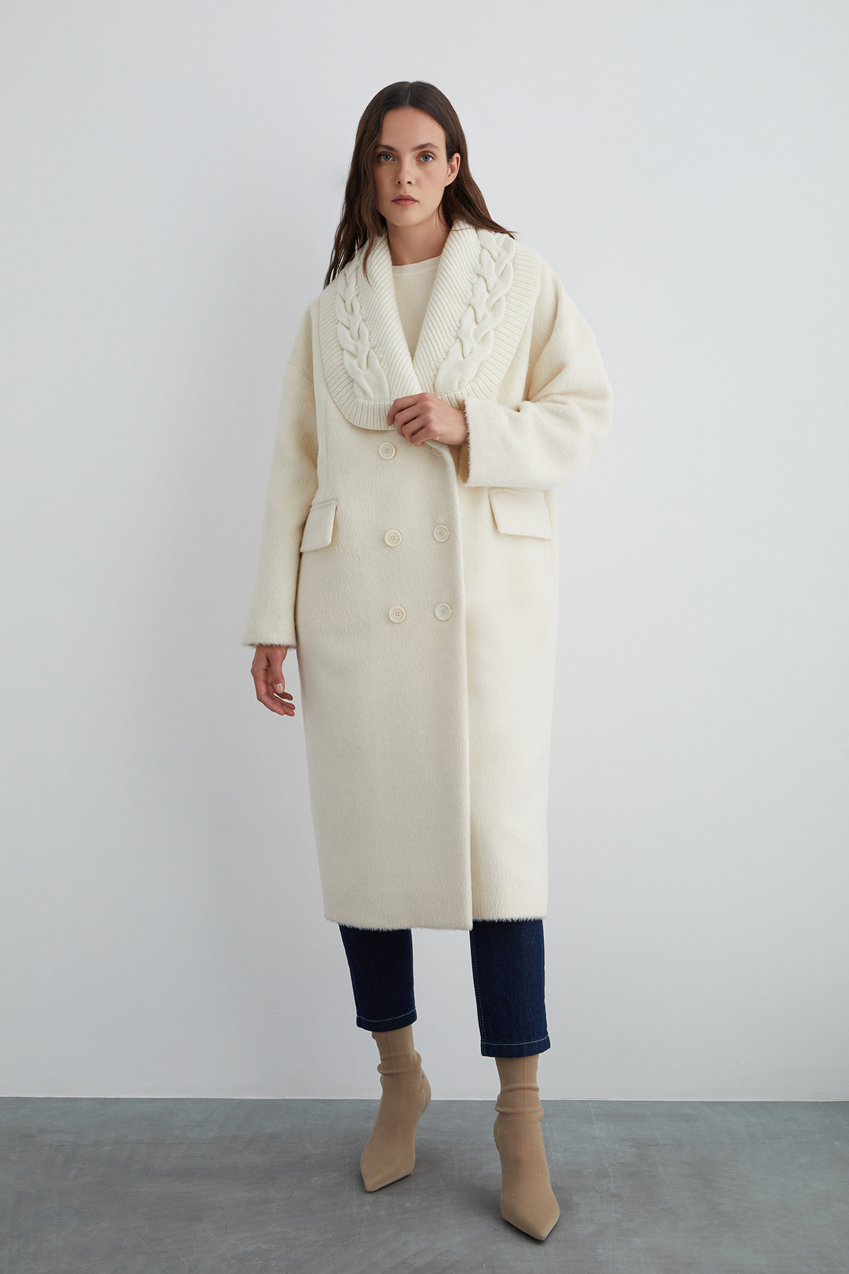 Örgü Yakalı Uzun Ekru Kaşe Kaban