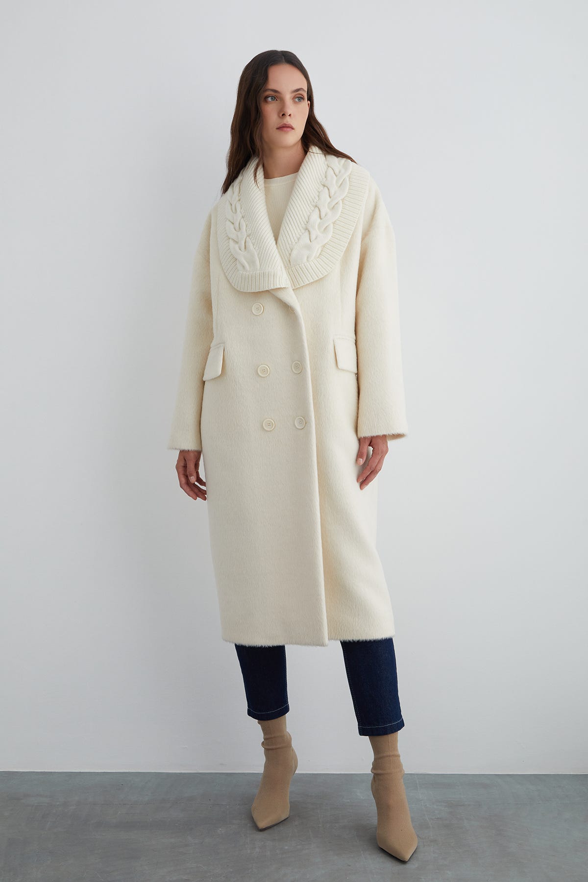 Örgü Yakalı Uzun Ekru Kaşe Kaban