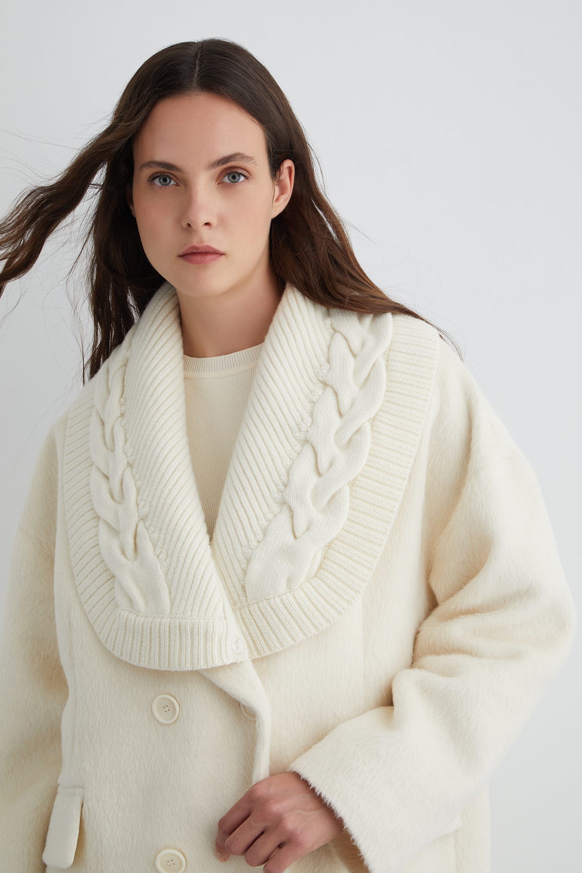 Örgü Yakalı Uzun Ekru Kaşe Kaban