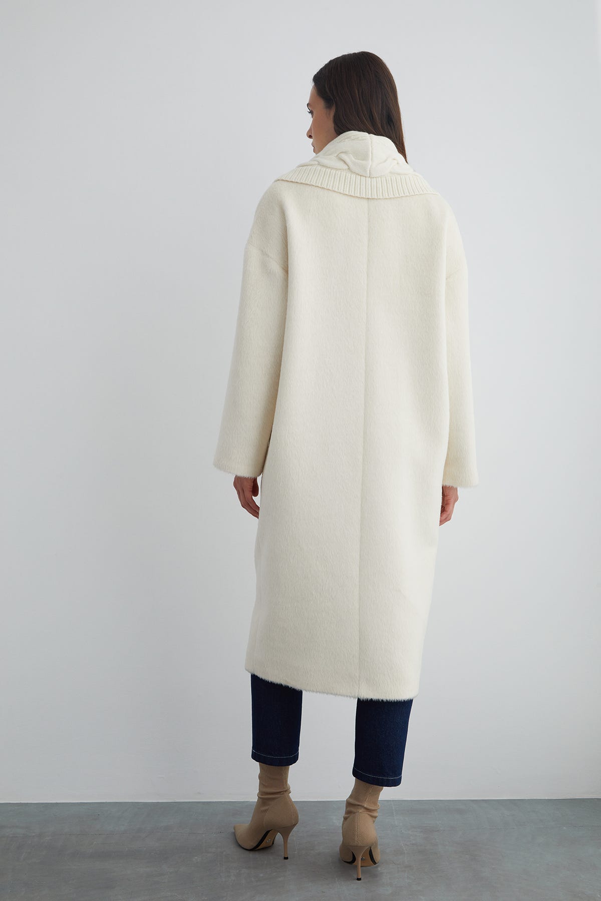 Örgü Yakalı Uzun Ekru Kaşe Kaban