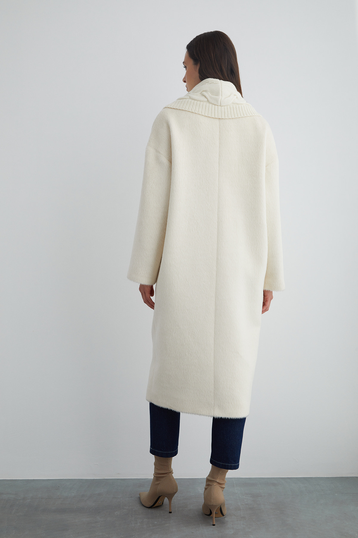 Örgü Yakalı Uzun Ekru Kaşe Kaban