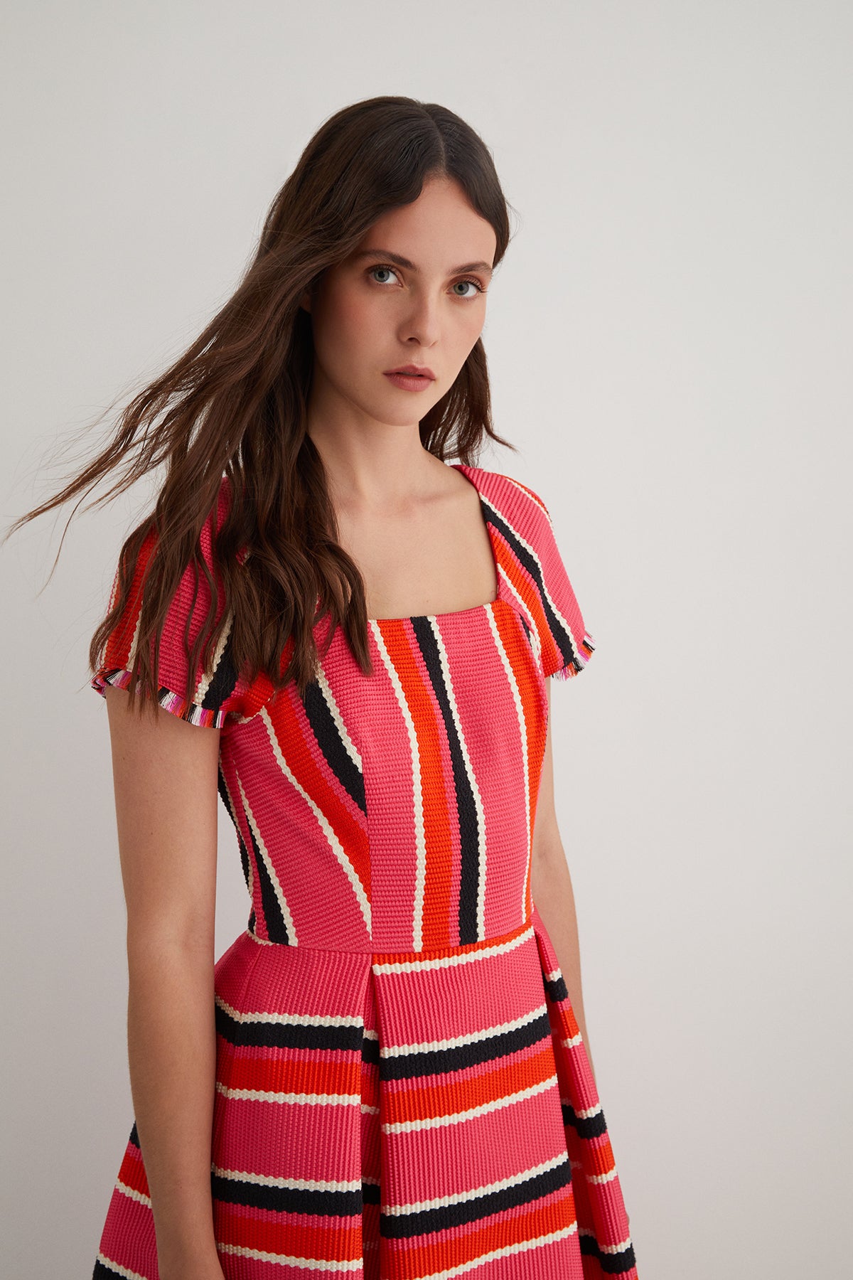 Kolları Püskül Detaylı Dokulu Midi Elbise