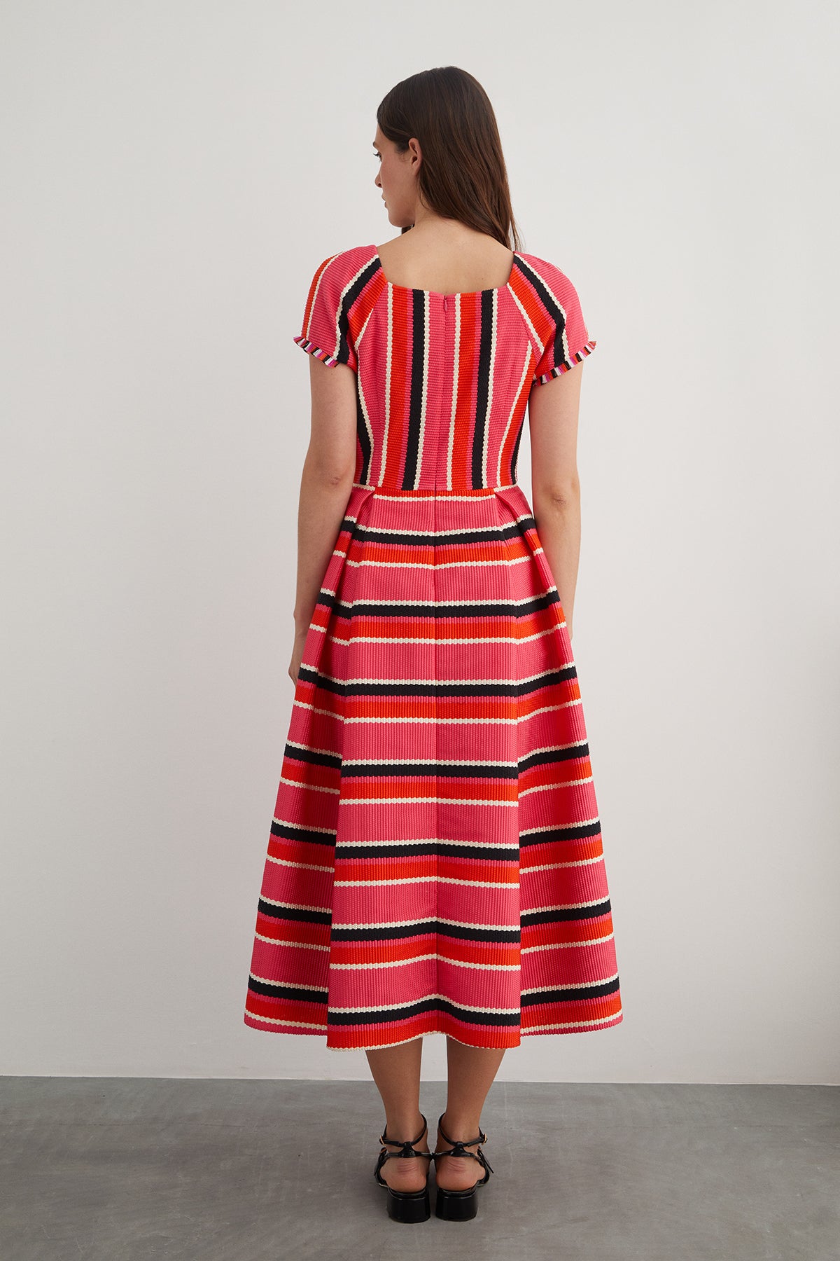 Kolları Püskül Detaylı Dokulu Midi Elbise