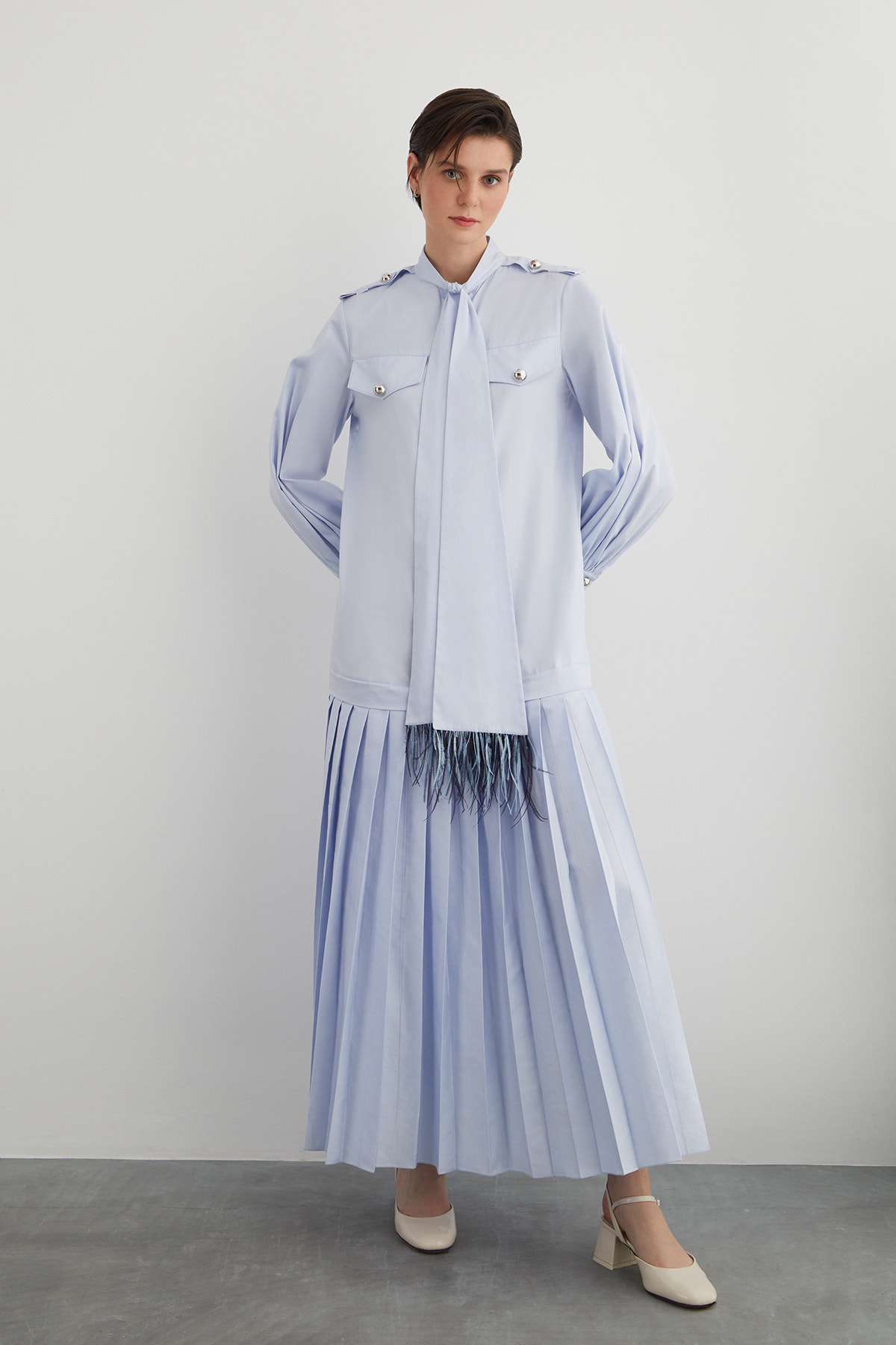 Yakası Bağlama Detaylı Piliseli Maxi Elbise