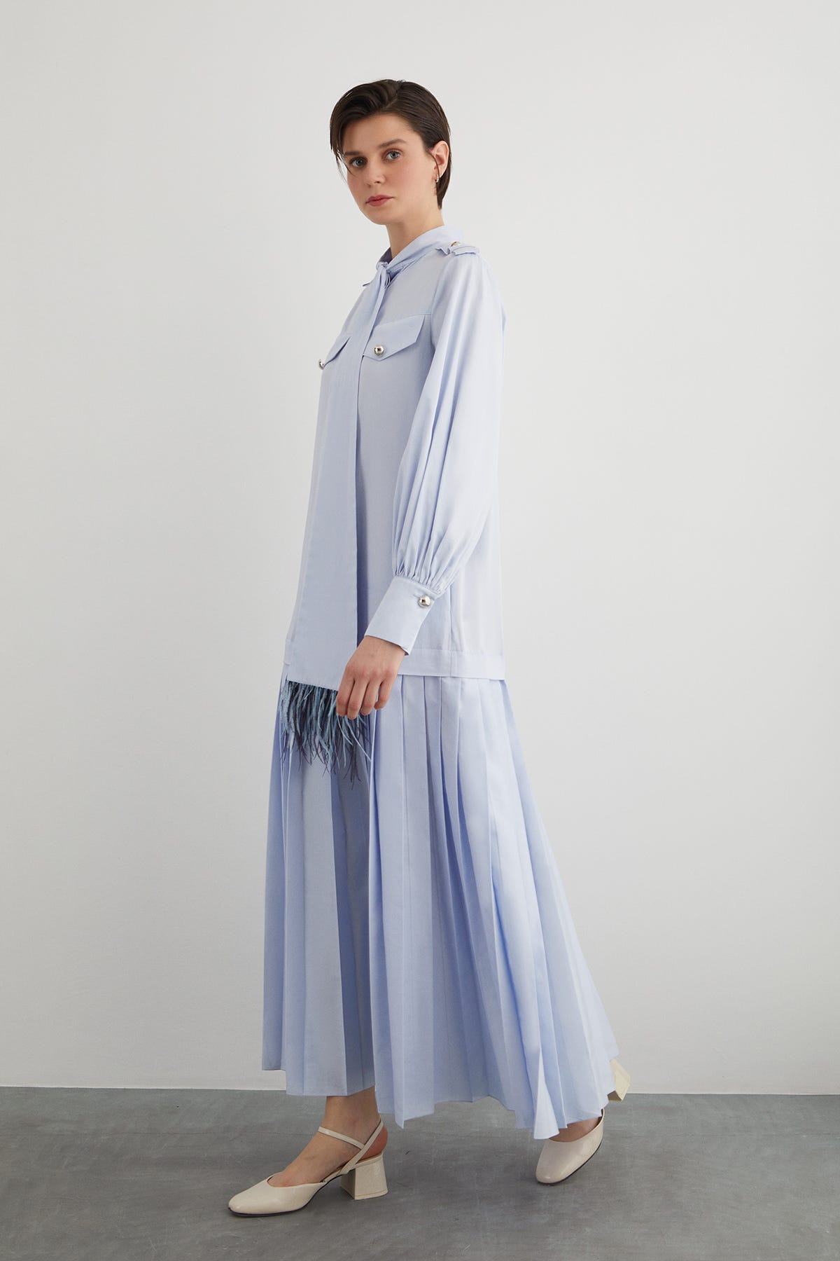 Yakası Bağlama Detaylı Piliseli Maxi Elbise