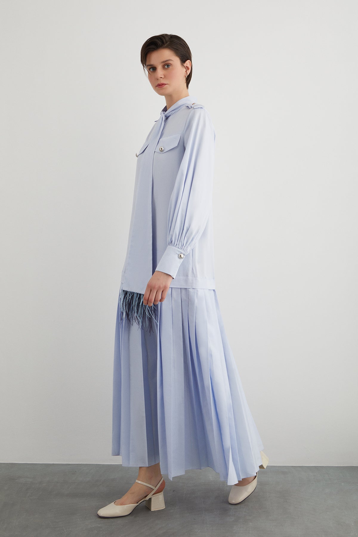 Yakası Bağlama Detaylı Piliseli Maxi Elbise