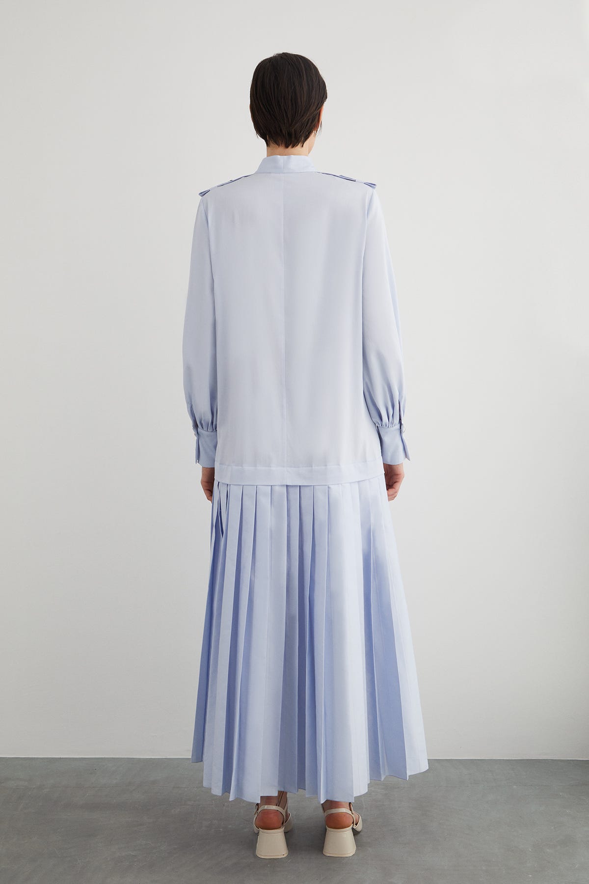 Yakası Bağlama Detaylı Piliseli Maxi Elbise