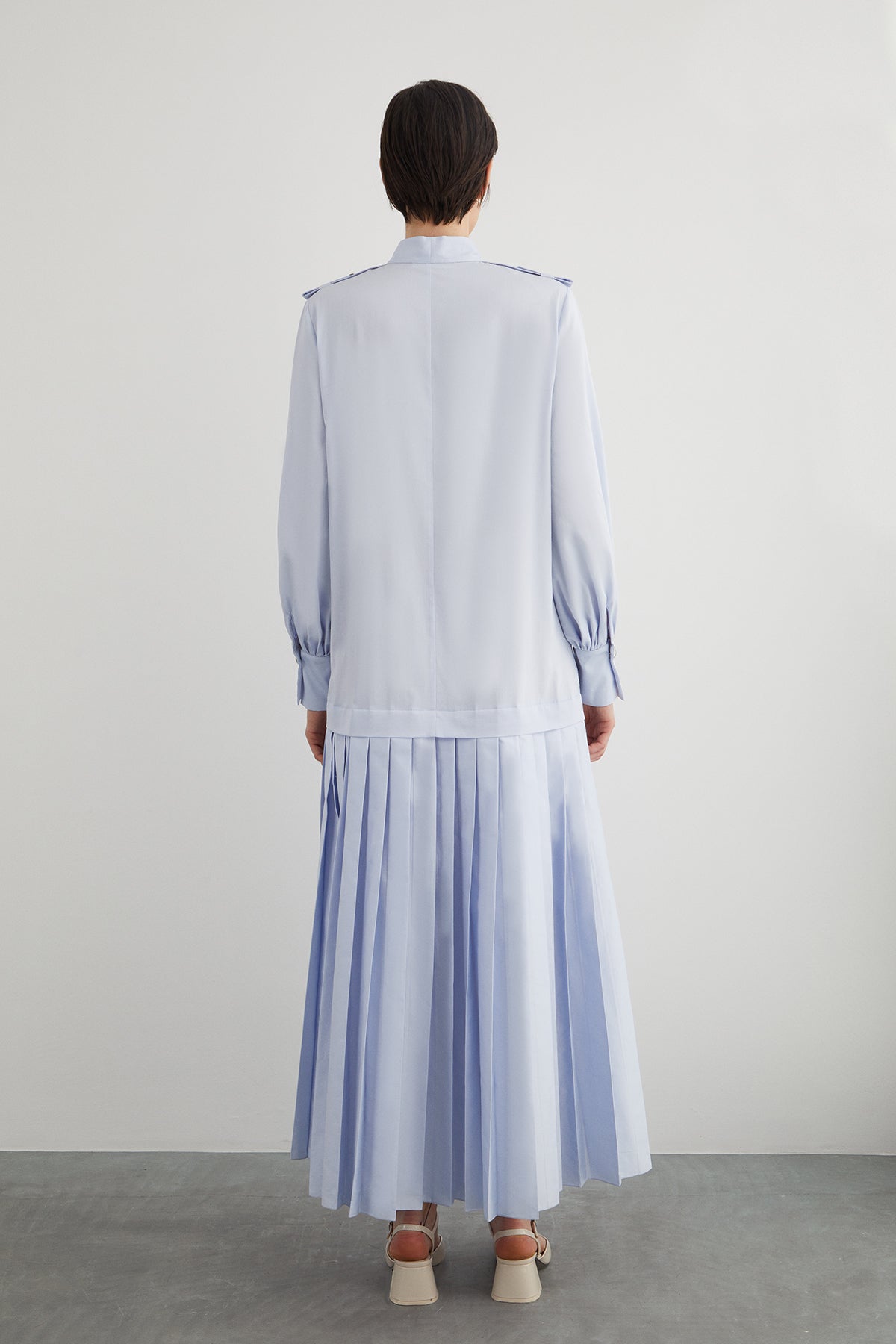 Yakası Bağlama Detaylı Piliseli Maxi Elbise