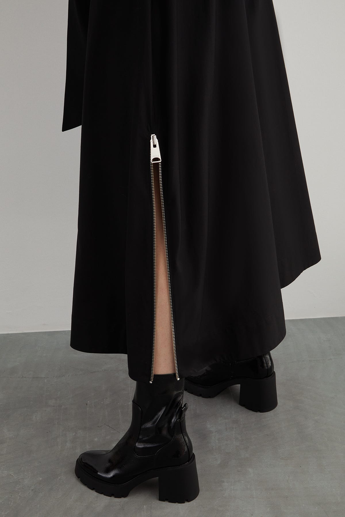 Fermuar Ve Kare Çıtçıt Detaylı Tokalı Seyyar Kuşaklı Midi Elbise