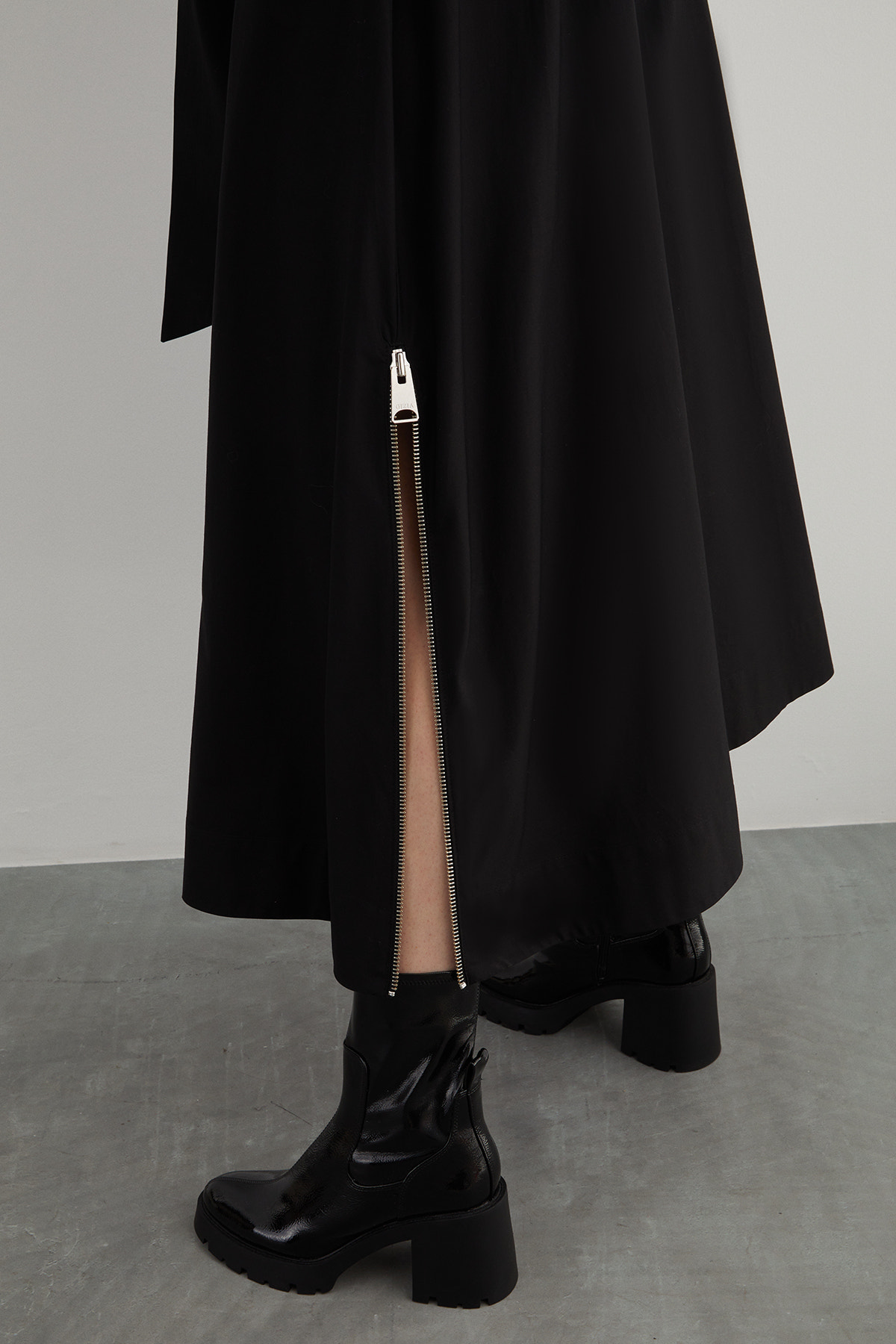 Fermuar Ve Kare Çıtçıt Detaylı Tokalı Seyyar Kuşaklı Midi Elbise