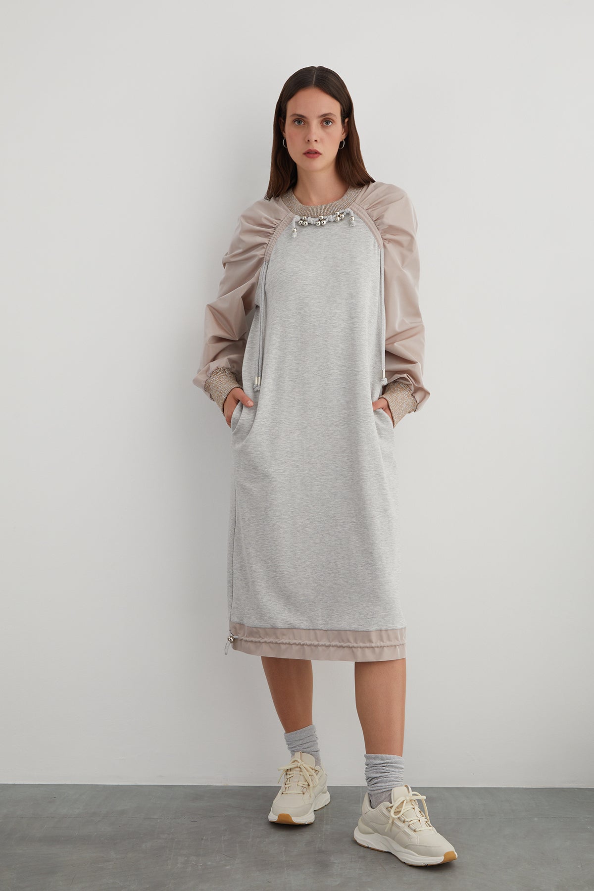 Yakası Boncuklu Kordon Detaylı Eteği Büzülebilir Tafta Kollu Midi Elbise