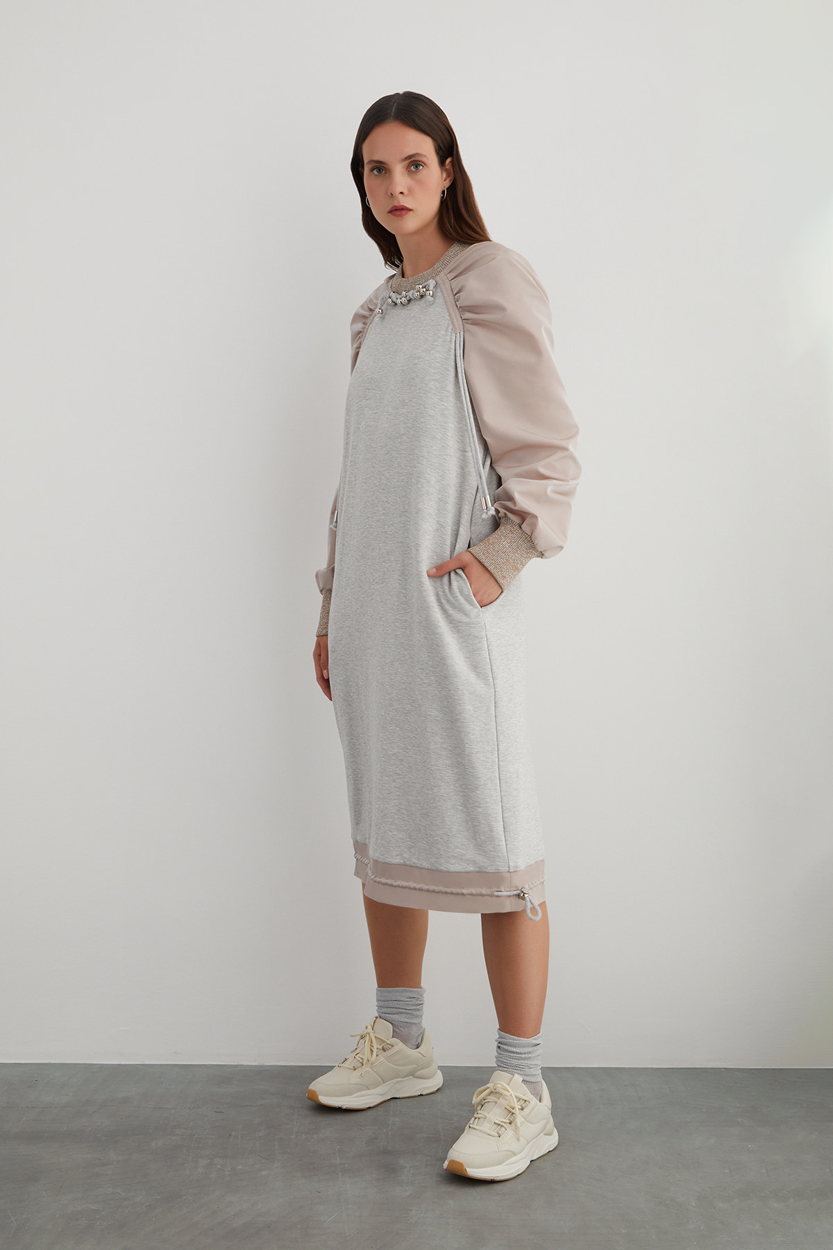 Yakası Boncuklu Kordon Detaylı Eteği Büzülebilir Tafta Kollu Midi Elbise