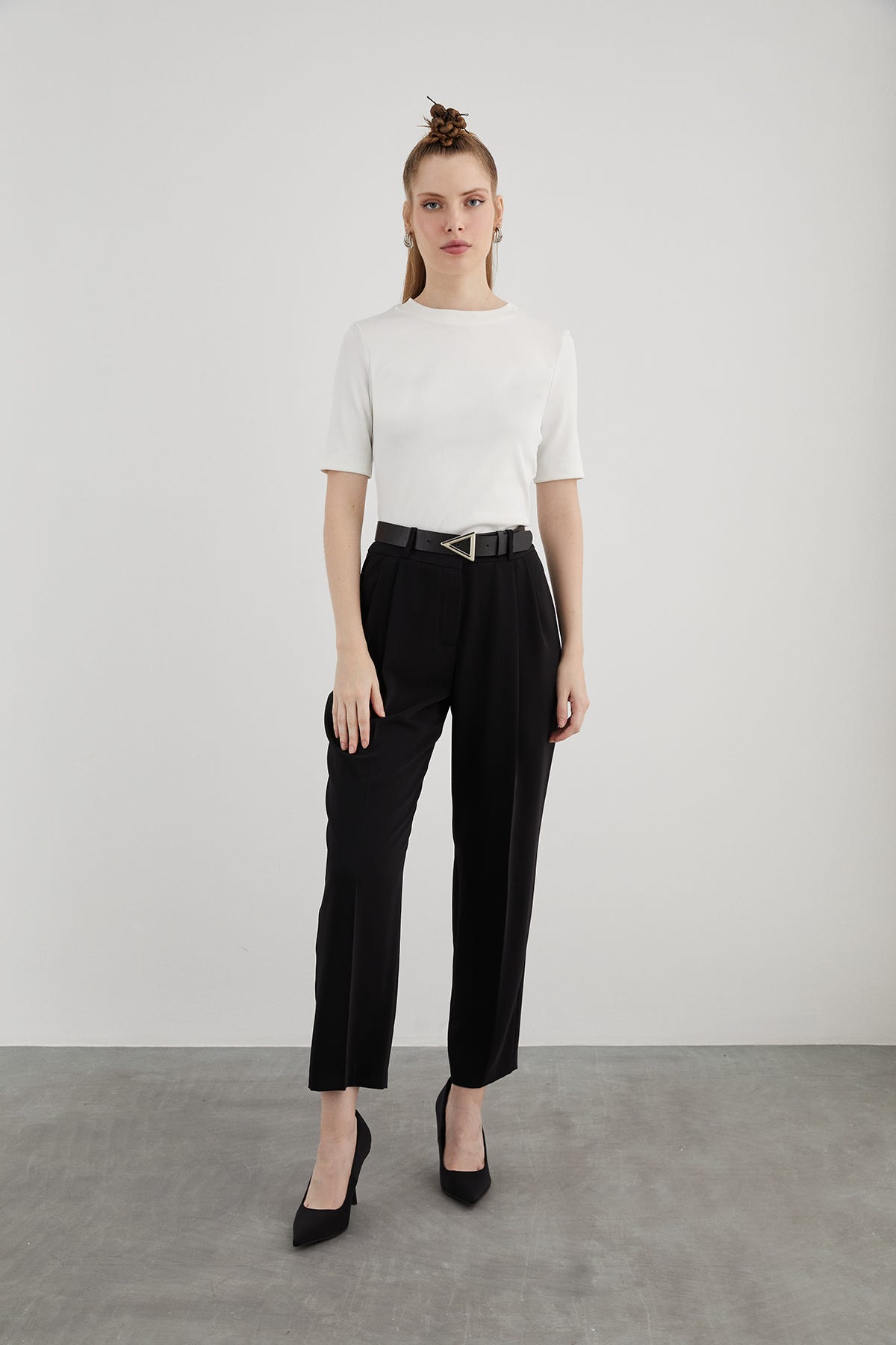 Deri Kemer Aksesuarlı Pileli Havuç Pantolon