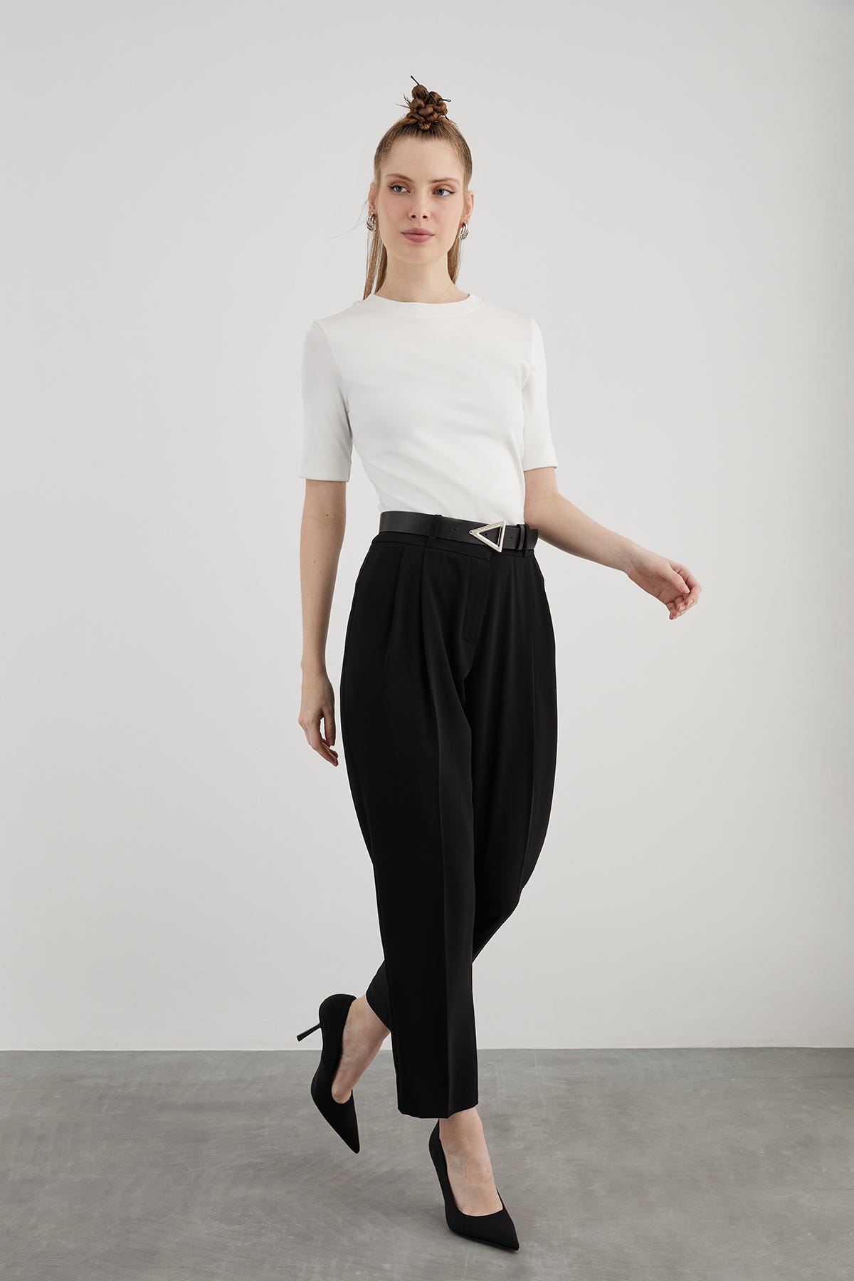 Deri Kemer Aksesuarlı Pileli Havuç Pantolon