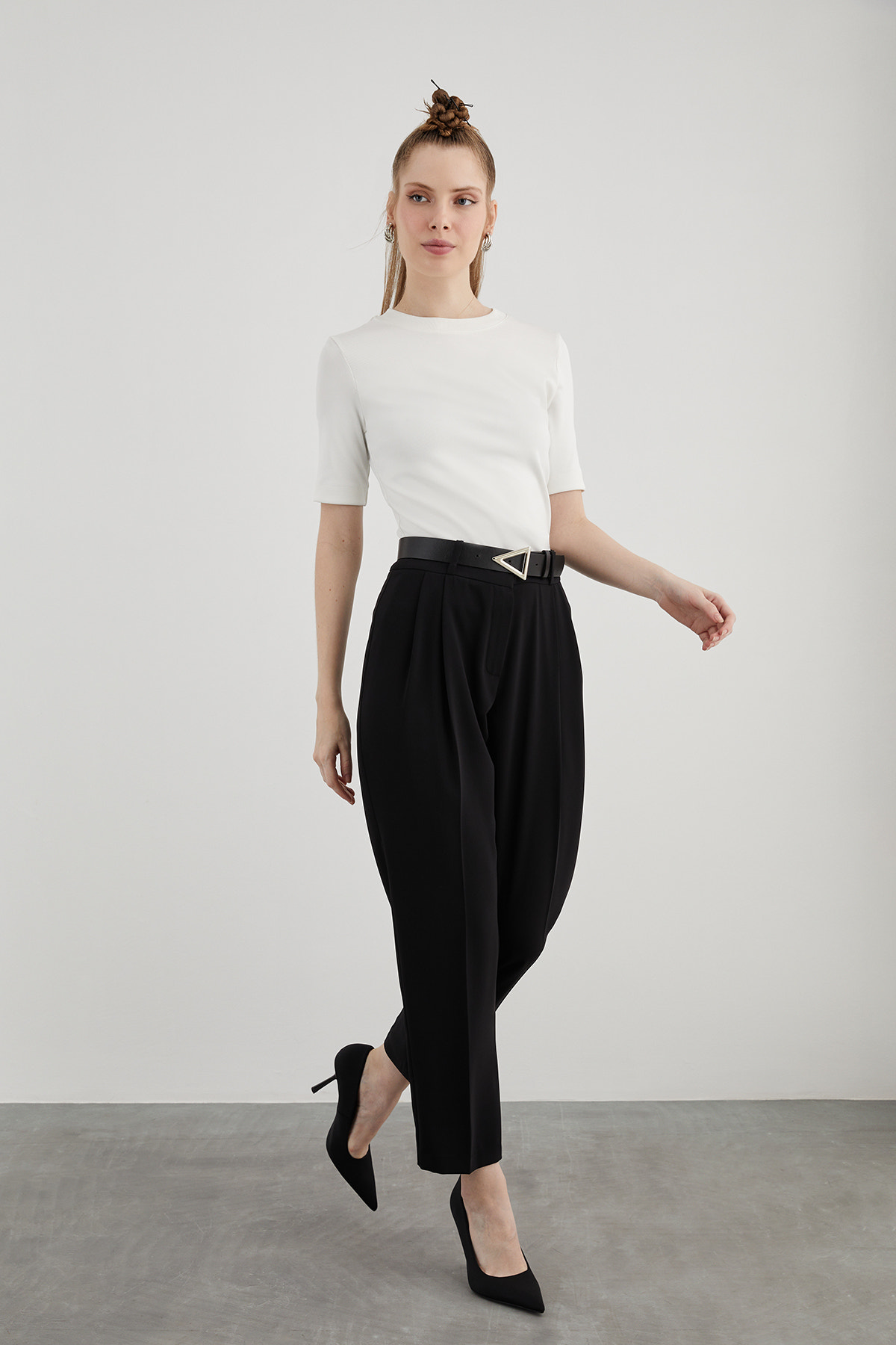 Deri Kemer Aksesuarlı Pileli Havuç Pantolon