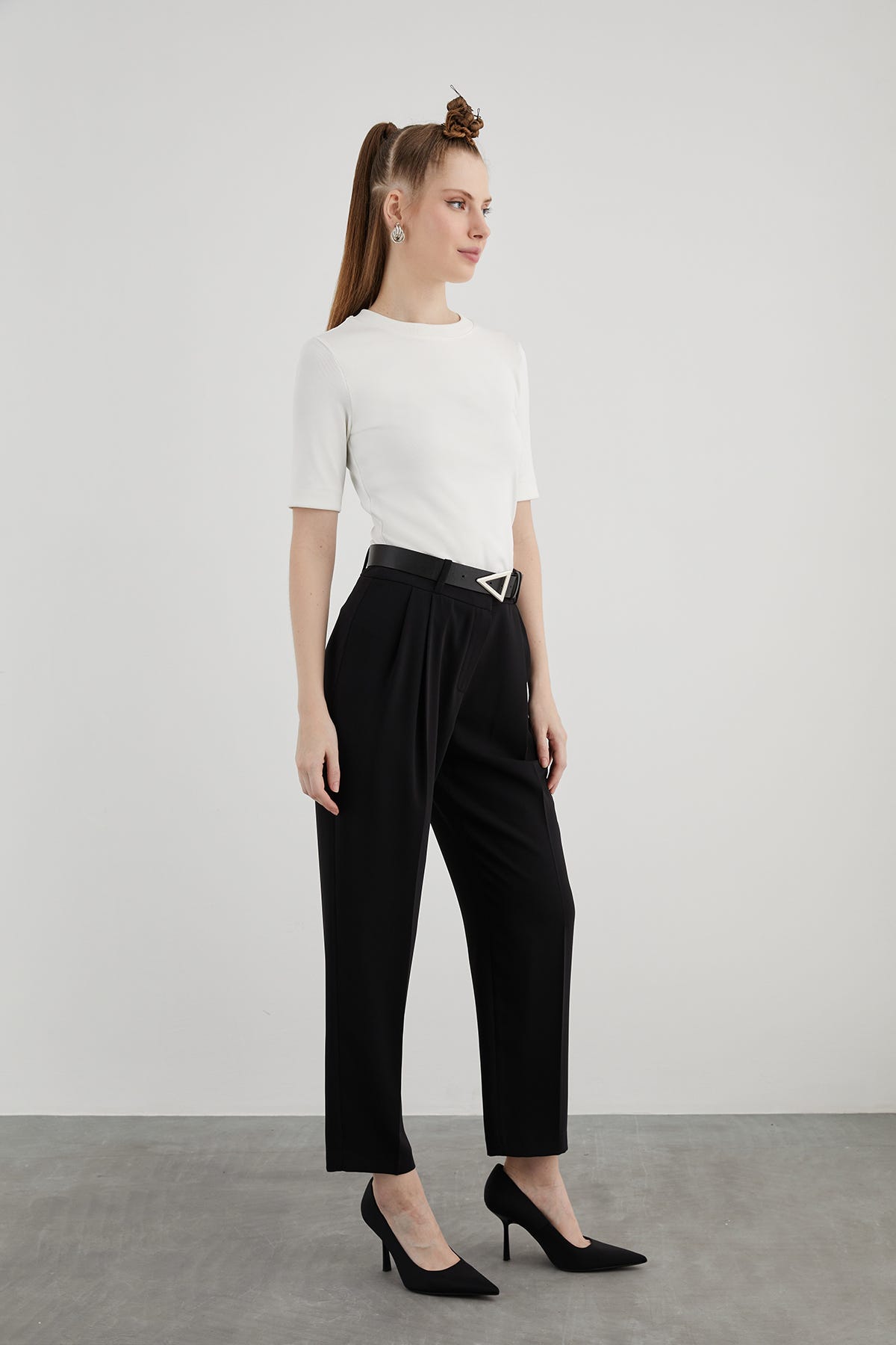 Deri Kemer Aksesuarlı Pileli Havuç Pantolon