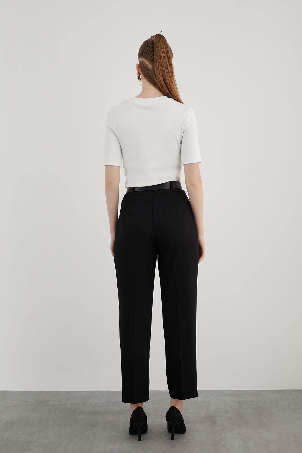 Deri Kemer Aksesuarlı Pileli Havuç Pantolon