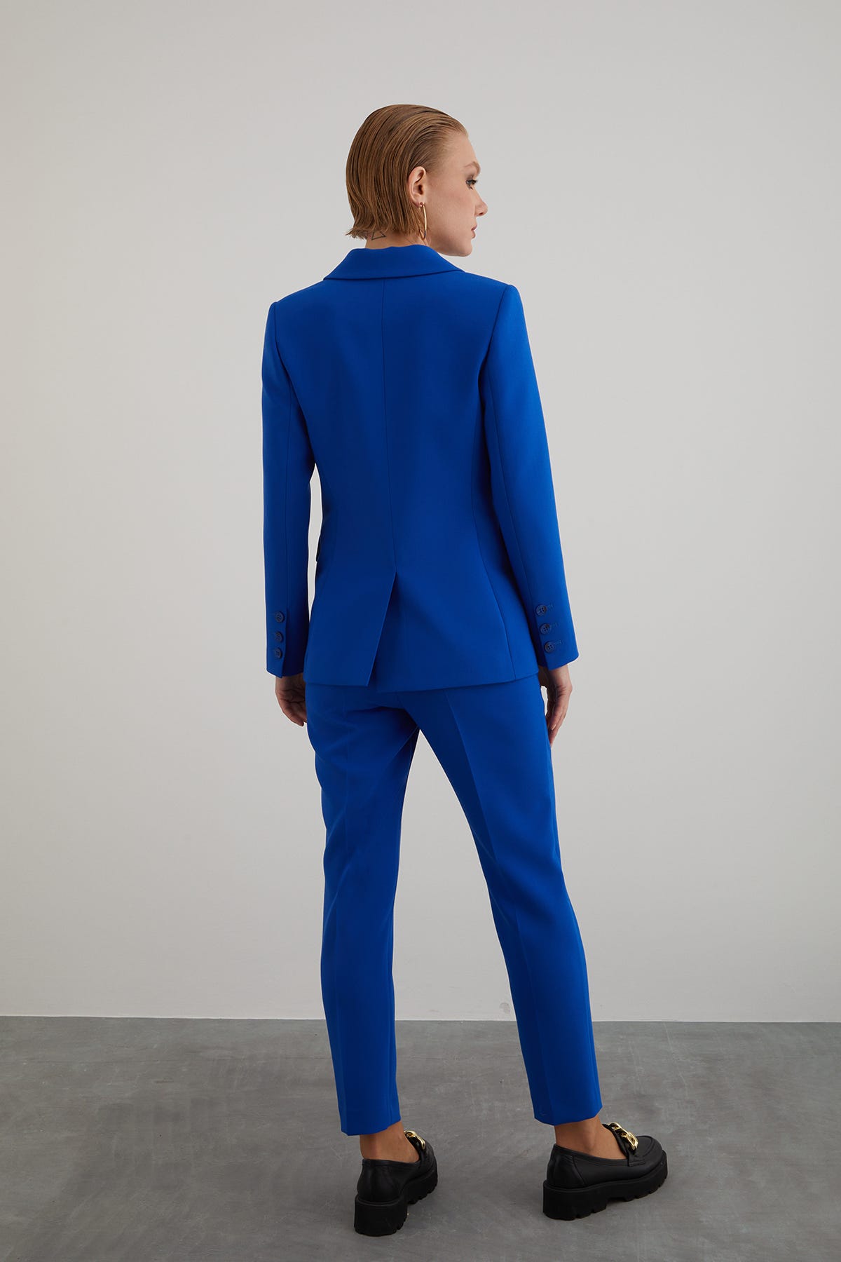 Kruvaze Kapamalı Havuç Pantolonlu Regular Fit Takım