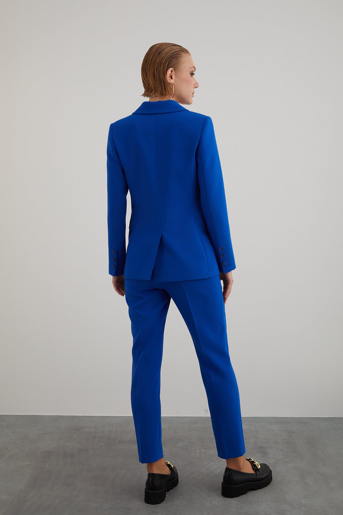 Kruvaze Kapamalı Havuç Pantolonlu Regular Fit Takım