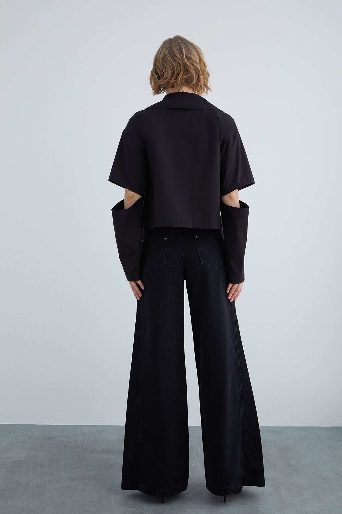 Metal Düğme Detaylı Kolları Pencereli Oversize Bluz