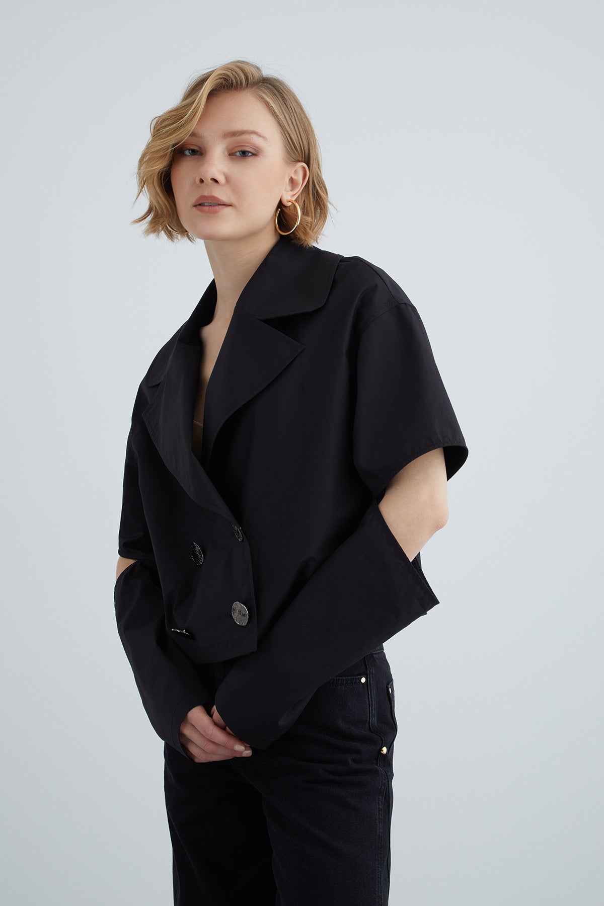 Metal Düğme Detaylı Kolları Pencereli Oversize Bluz