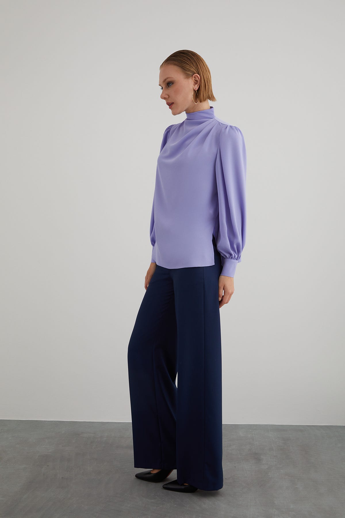 Yandan Yırtmaçlı Boğazlı Dökümlü Saten Bluz