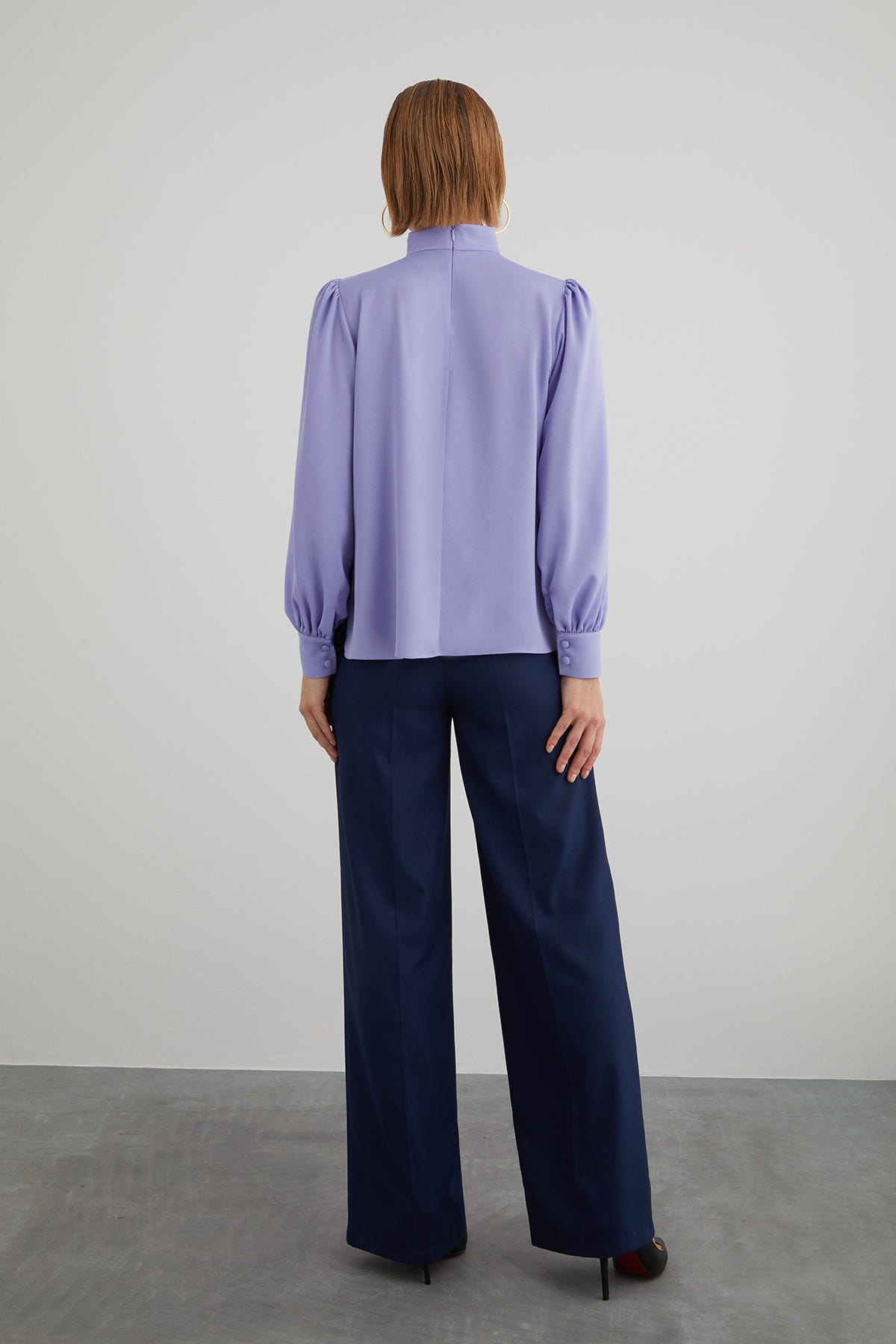 Yandan Yırtmaçlı Boğazlı Dökümlü Saten Bluz