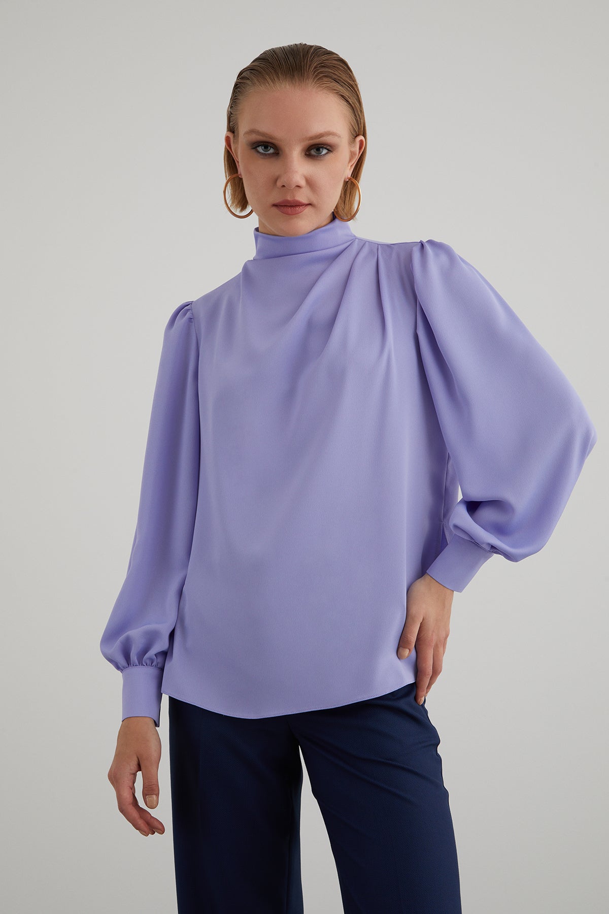 Yandan Yırtmaçlı Boğazlı Dökümlü Saten Bluz