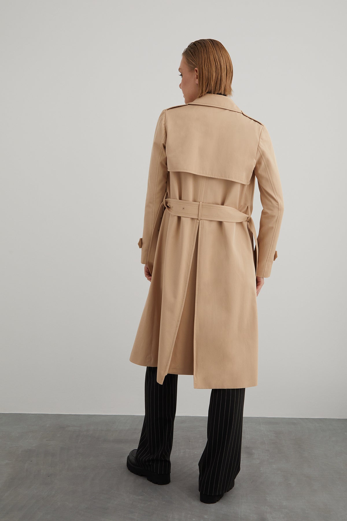 Arkası Yırtmaçlı Kemerli Bej Pamuk Trençkot