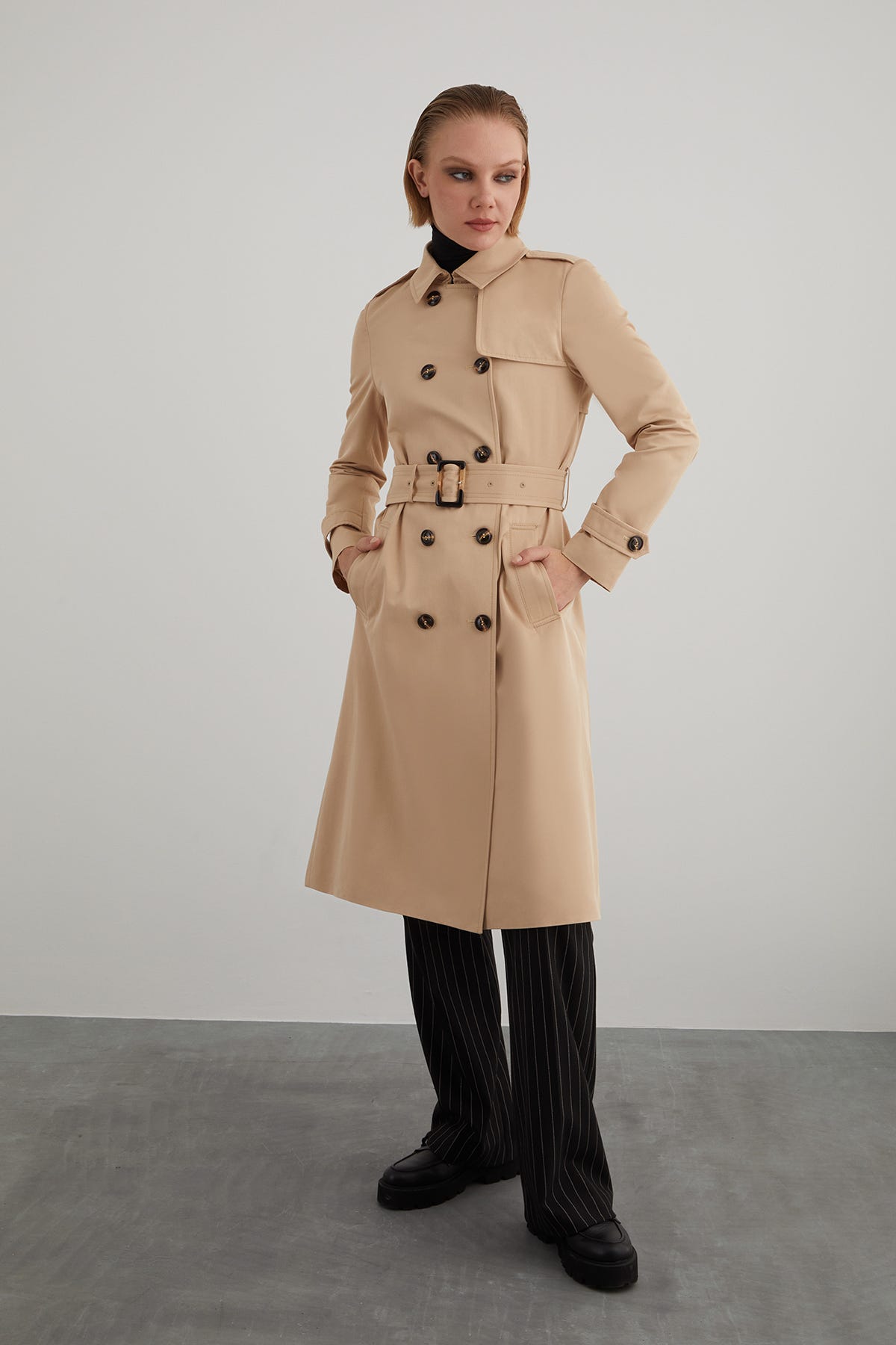 Arkası Yırtmaçlı Kemerli Bej Pamuk Trençkot