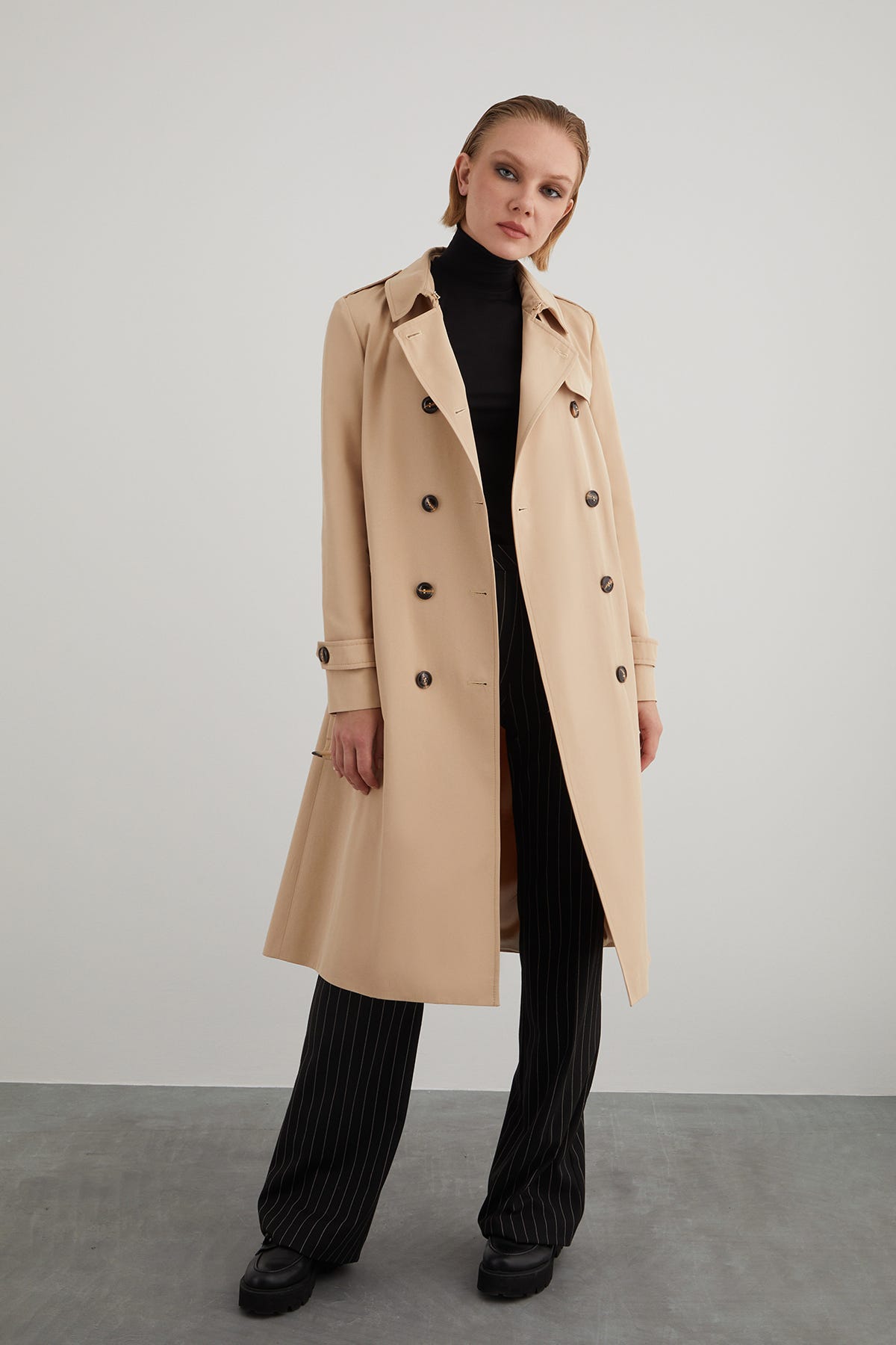 Arkası Yırtmaçlı Kemerli Bej Pamuk Trençkot