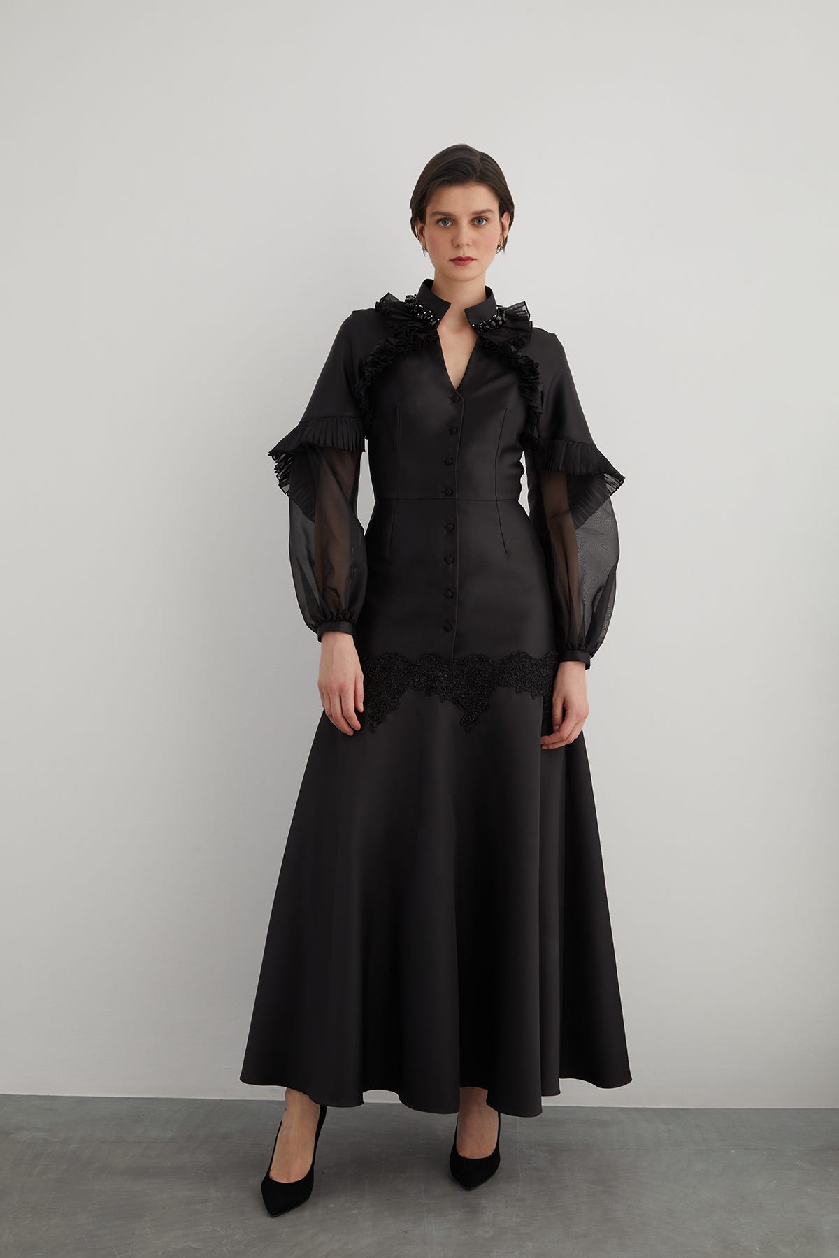 Pile Detaylı Yakası İşlemeli V Yaka Kloş Maxi Elbise