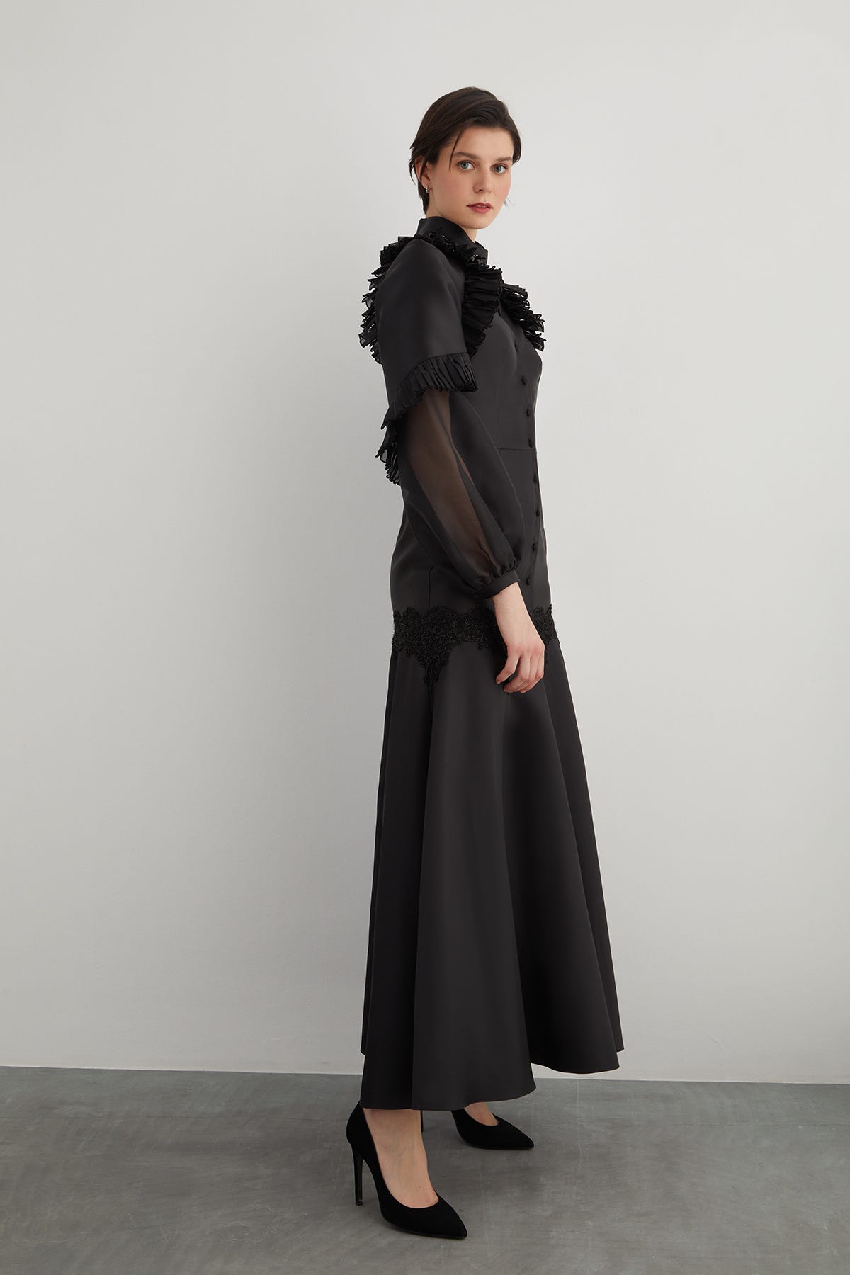 Pile Detaylı Yakası İşlemeli V Yaka Kloş Maxi Elbise