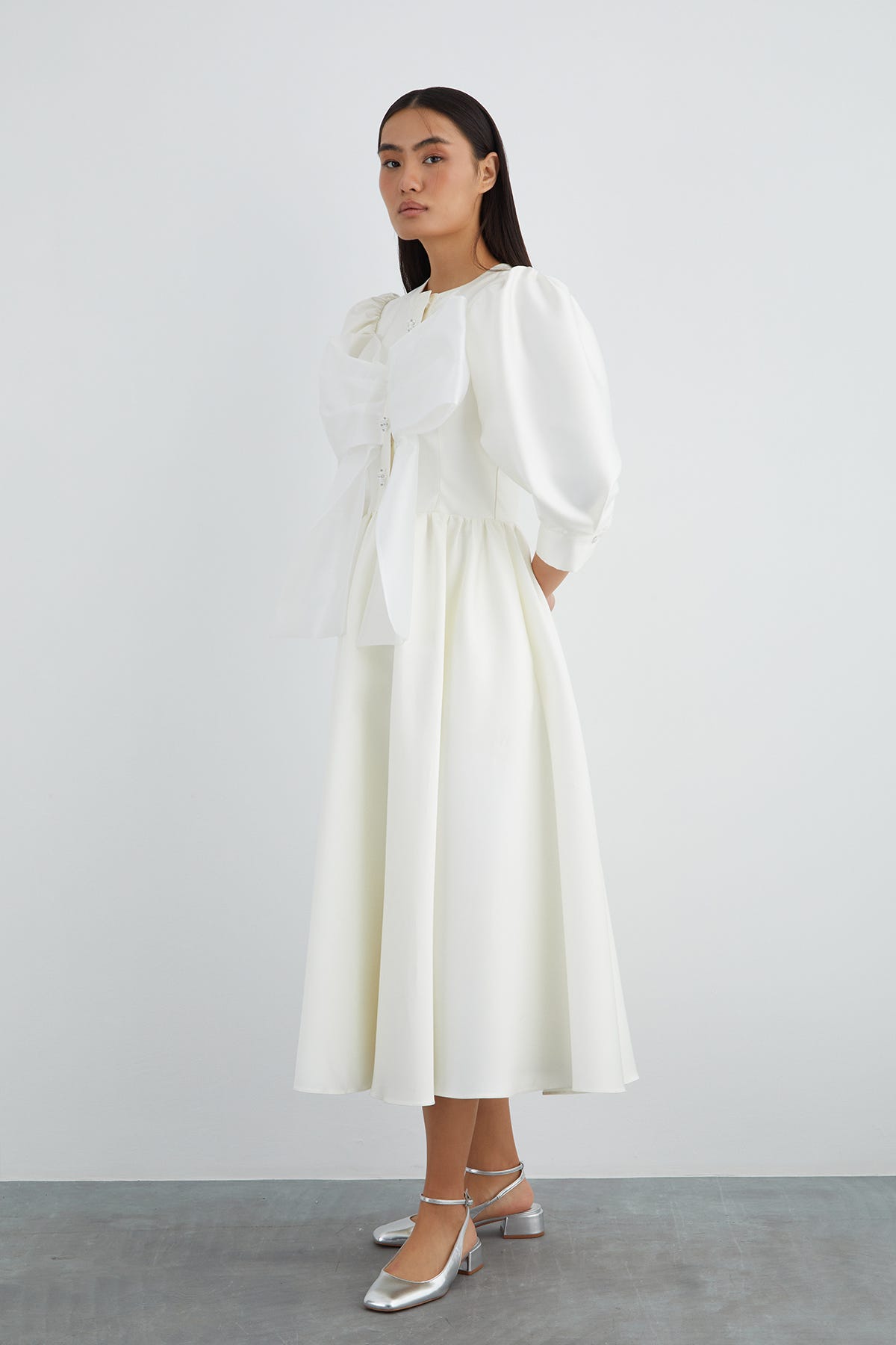 Kurdela Detaylı İşlemeli Ekru Midi Boy Elbise