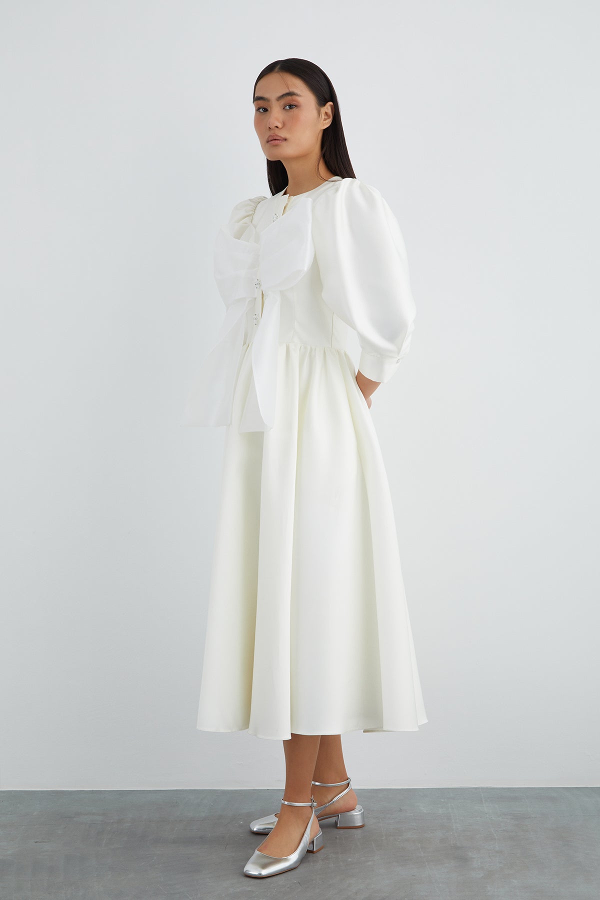 Kurdela Detaylı İşlemeli Ekru Midi Boy Elbise