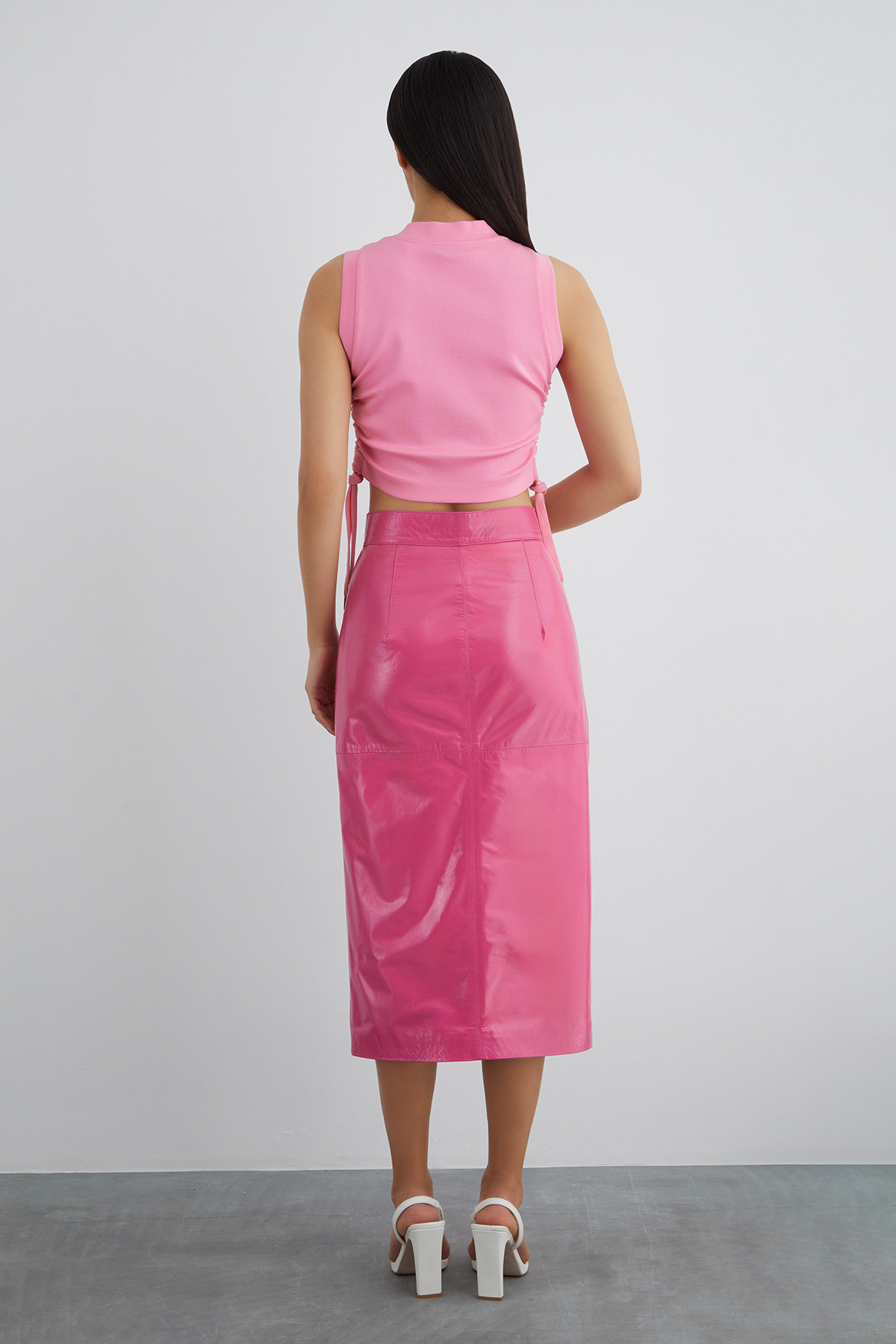 Ön Ortası Fermuarlı Deri Midi Boy Etek