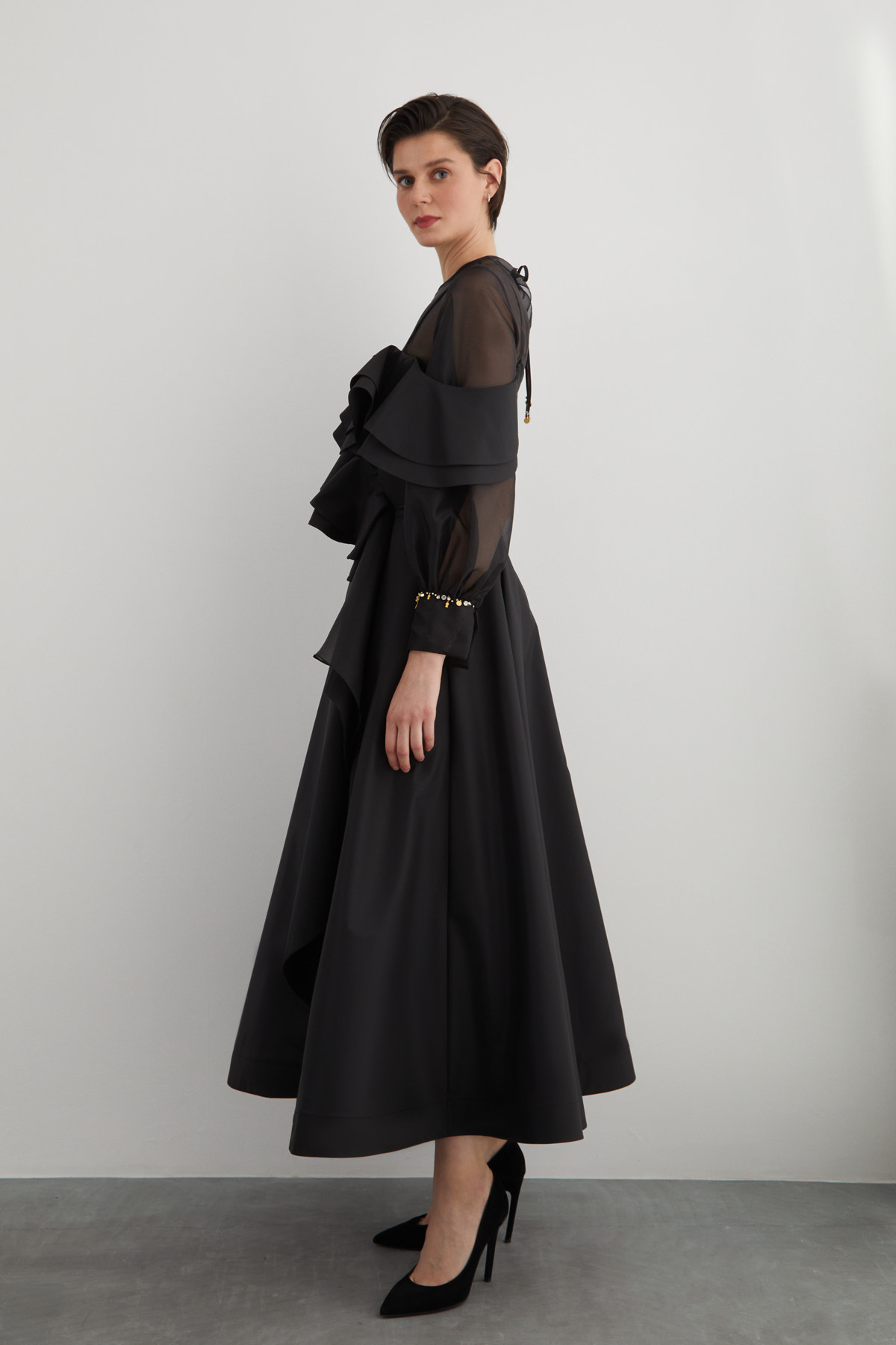 Çıkarılabilir Transparan Bluz Detaylı Manşeti İşlemeli Askılı Maxi Elbise