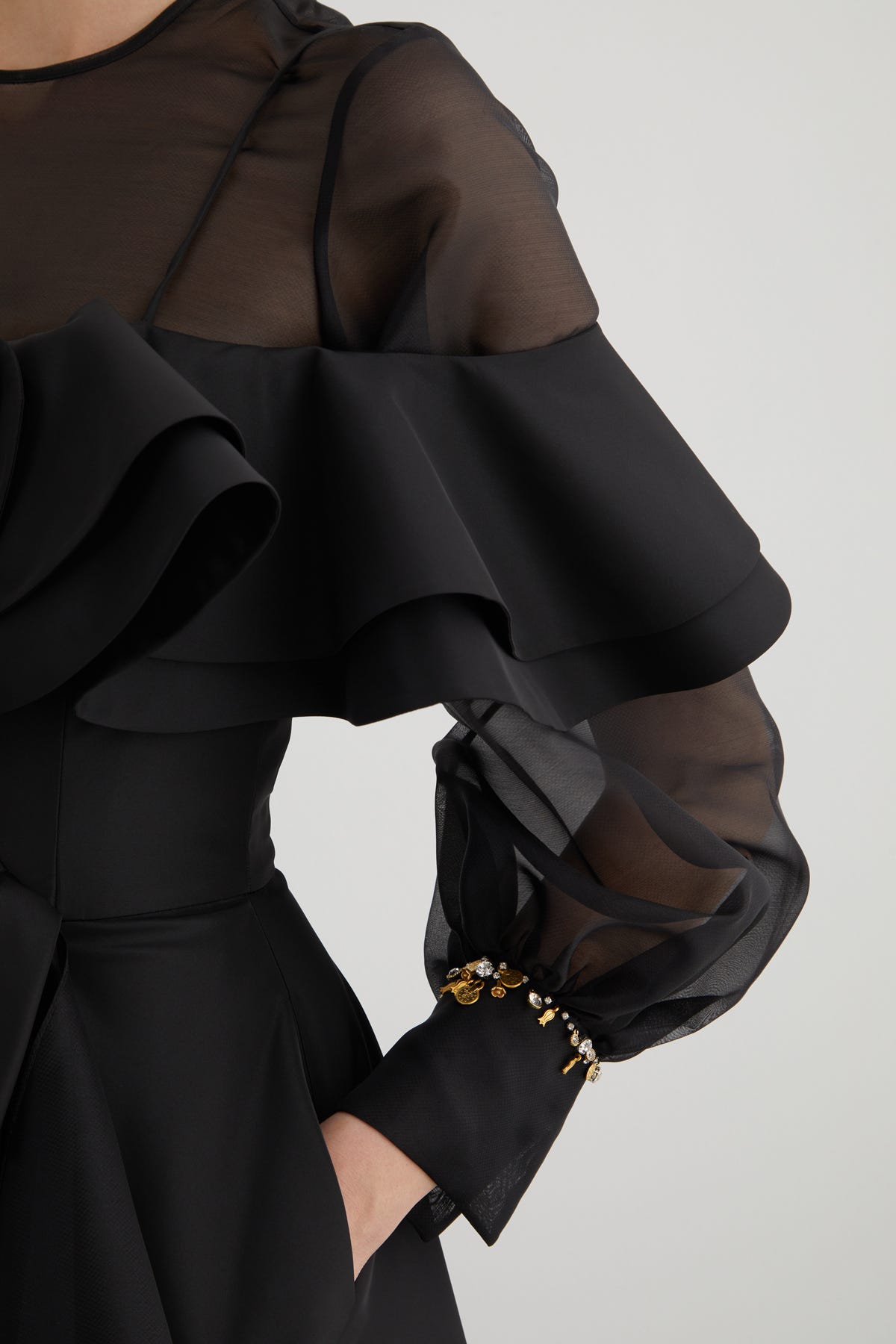 Çıkarılabilir Transparan Bluz Detaylı Manşeti İşlemeli Askılı Maxi Elbise