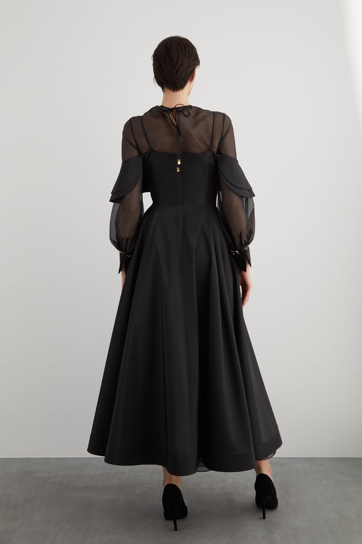 Çıkarılabilir Transparan Bluz Detaylı Manşeti İşlemeli Askılı Maxi Elbise